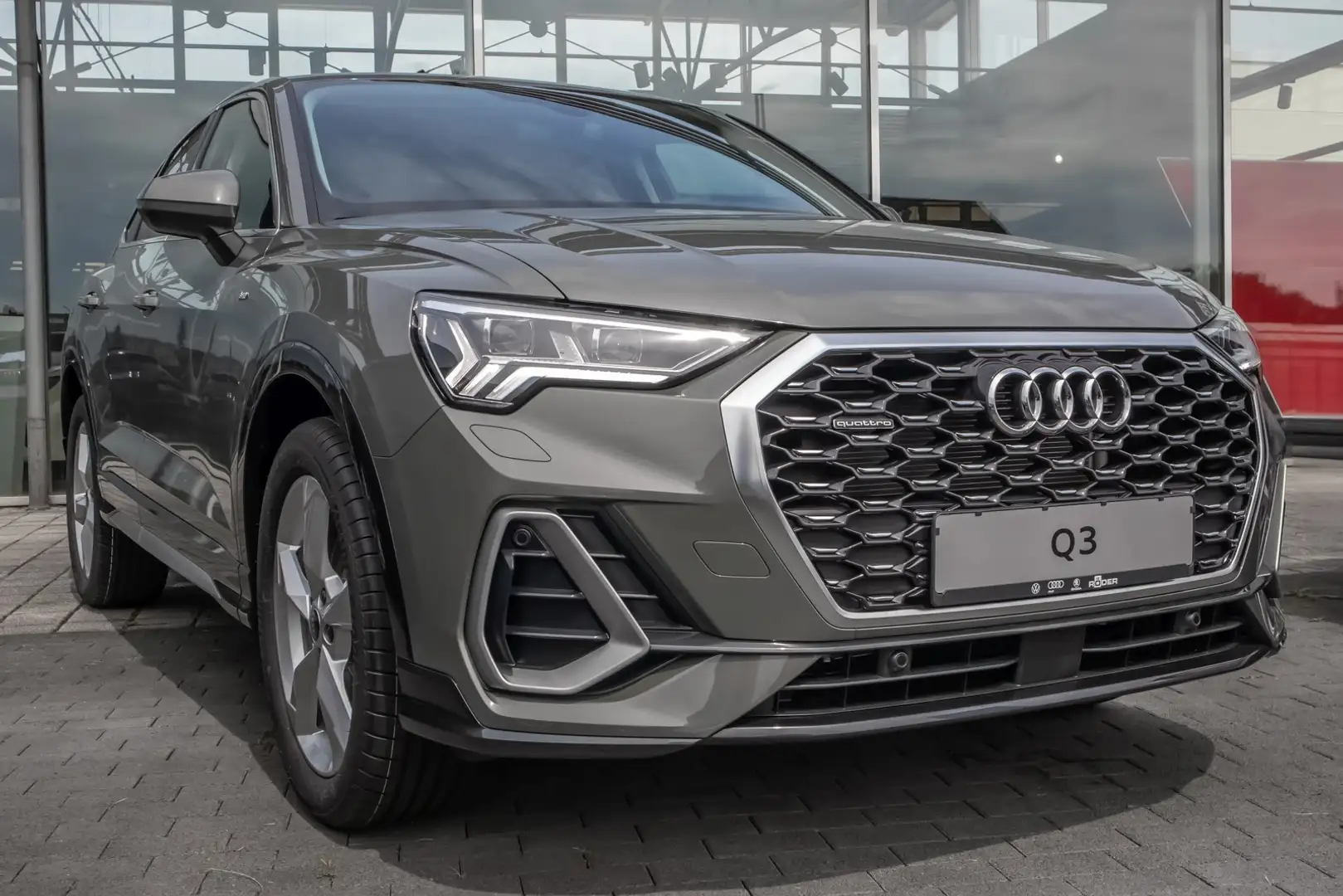 Audi Q3 Sportback S line 40 TFSI quattro Grau - 2