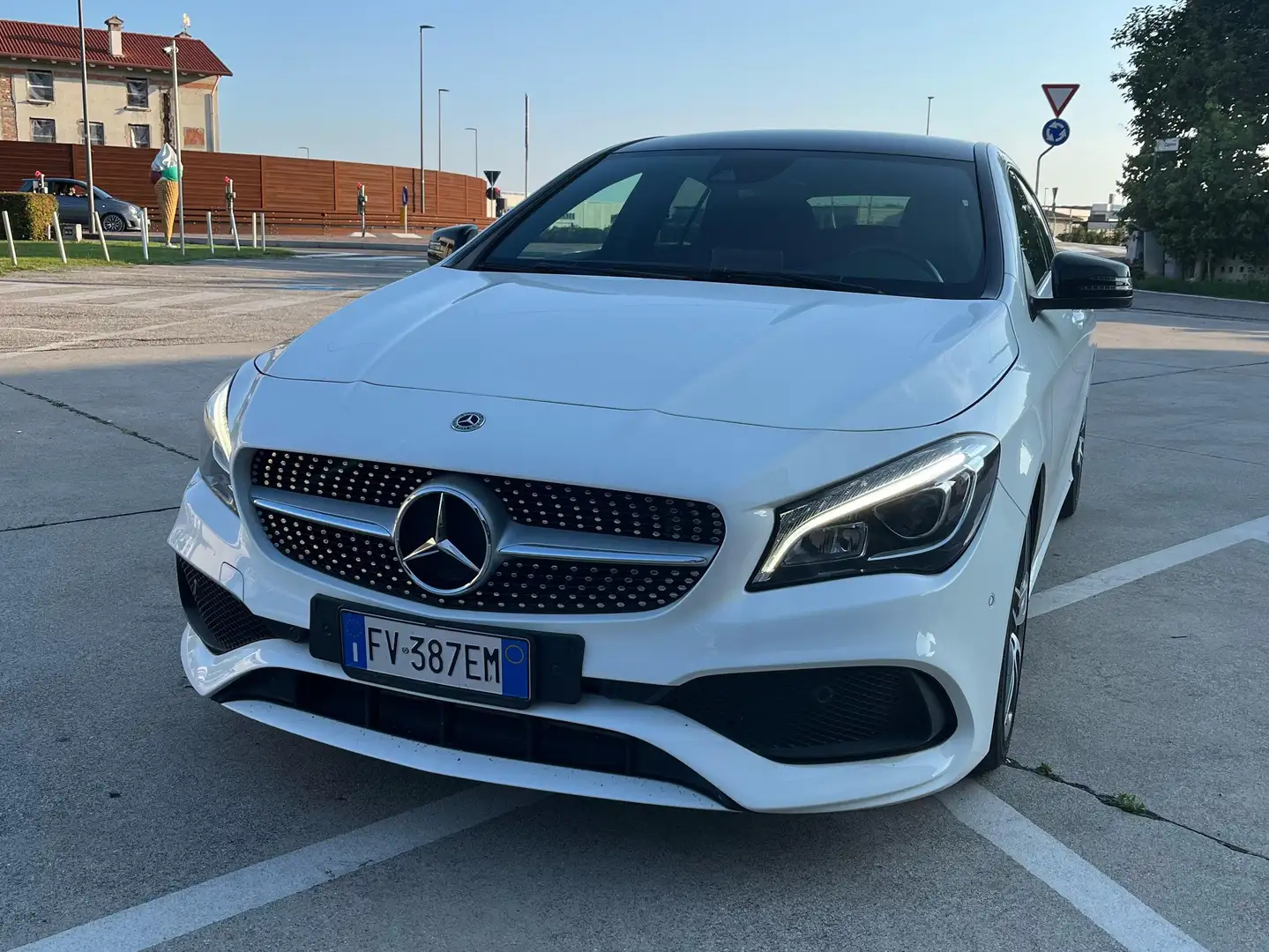 Mercedes-Benz CLA 180 CLA Shooting Brake 180 Premium auto FL Bianco - 1