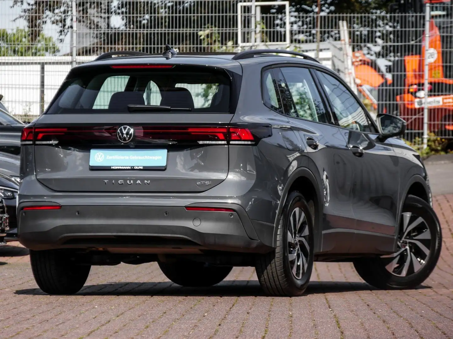 Volkswagen Tiguan Life 1.5 eTSI DSG ACC AHK NAVI AREA VIEW Grau - 2