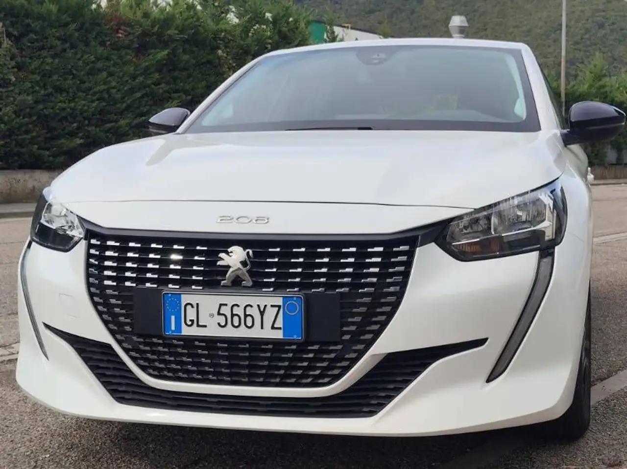 Peugeot 208 208 1.5 bluehdi Like s — photo 1 of 11