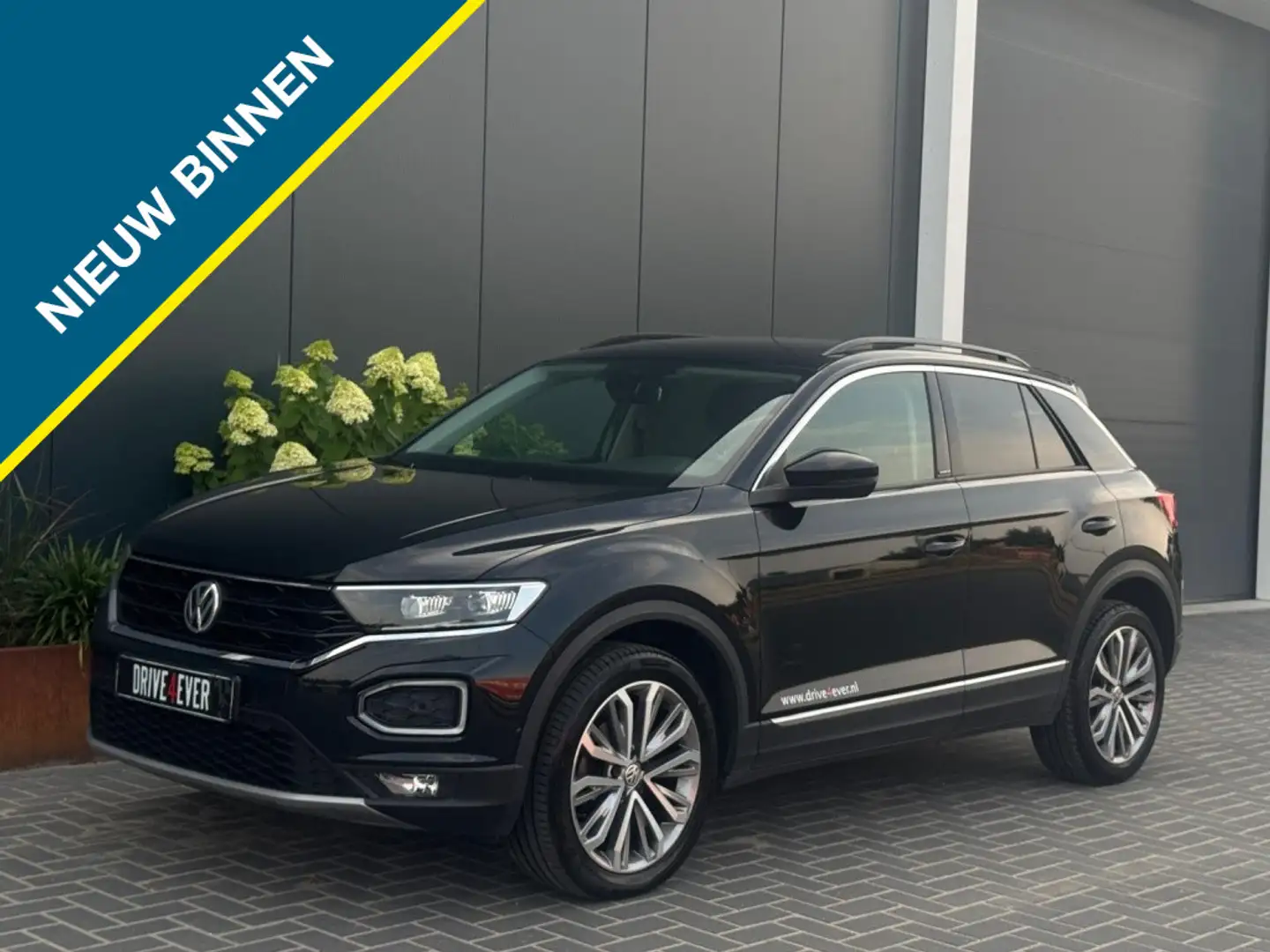 Volkswagen T-Roc 1.5 TSI SPORT DSG NAVI VIRTUAL CLIMATE PDC SPORTVE Zwart - 1