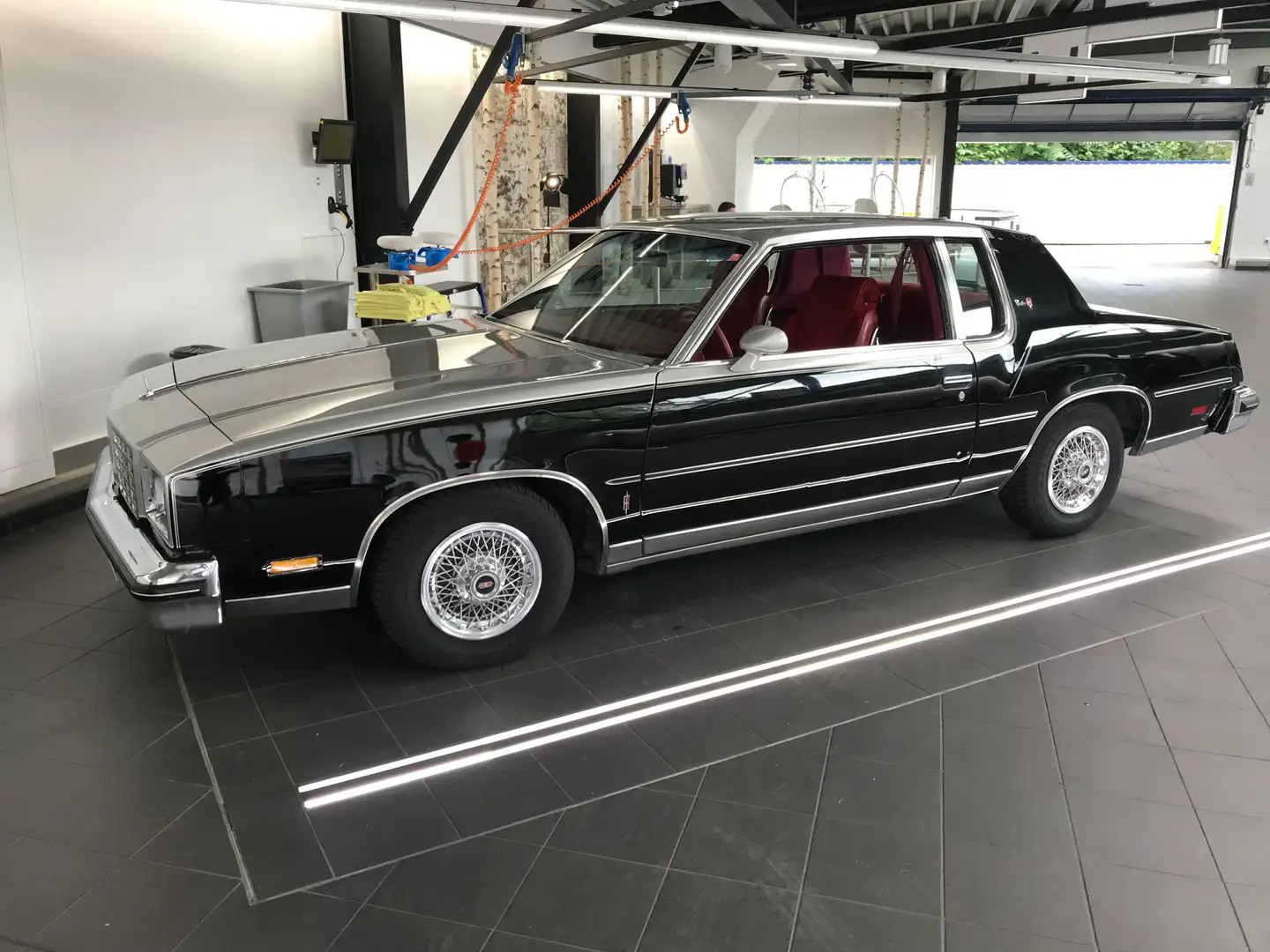 Oldsmobile Delta 88 Schwarz - 1