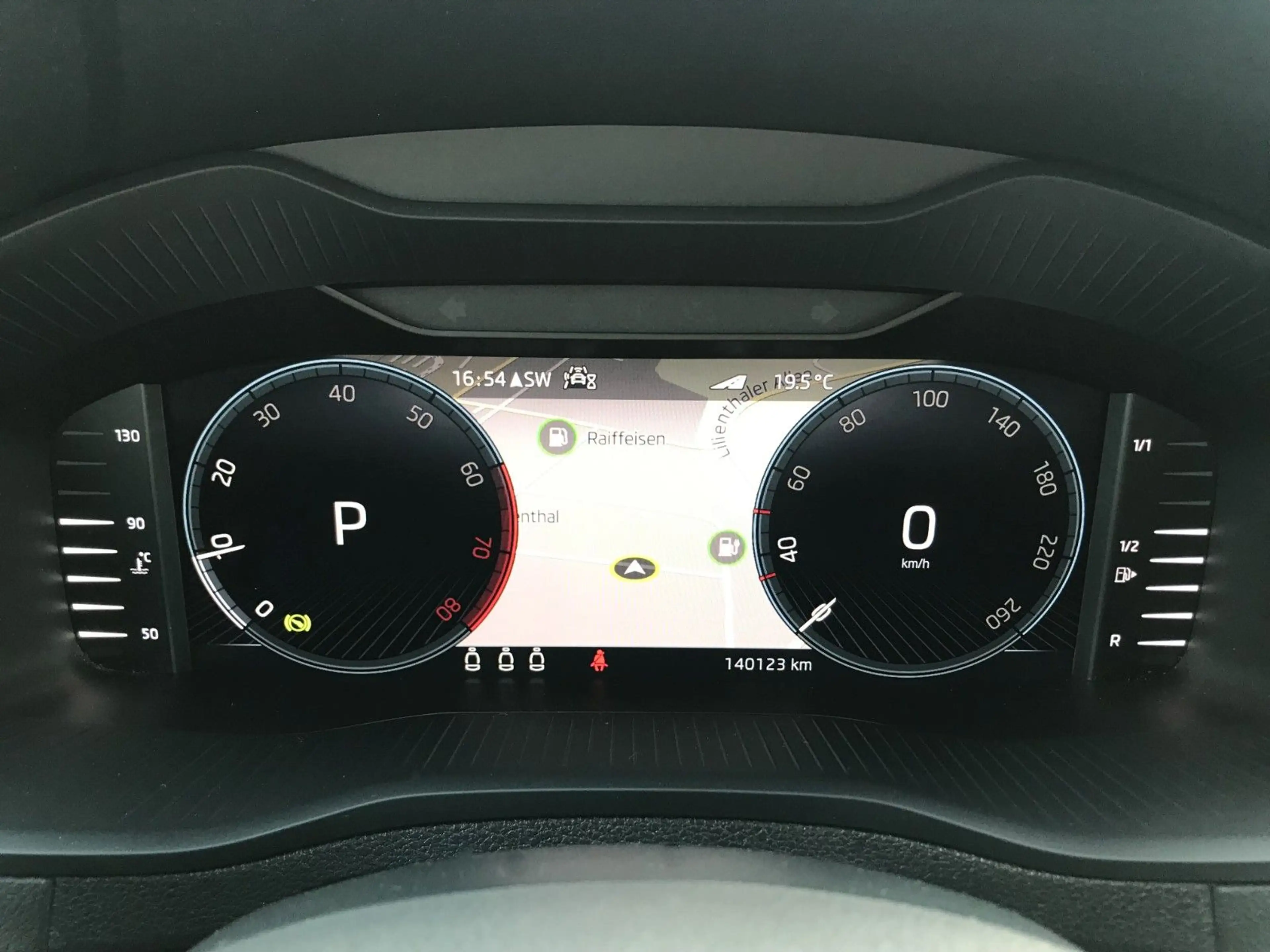 Skoda Karoq 1.5 TSI ACT Style DSG LED Kam Virtual 18" — photo 11