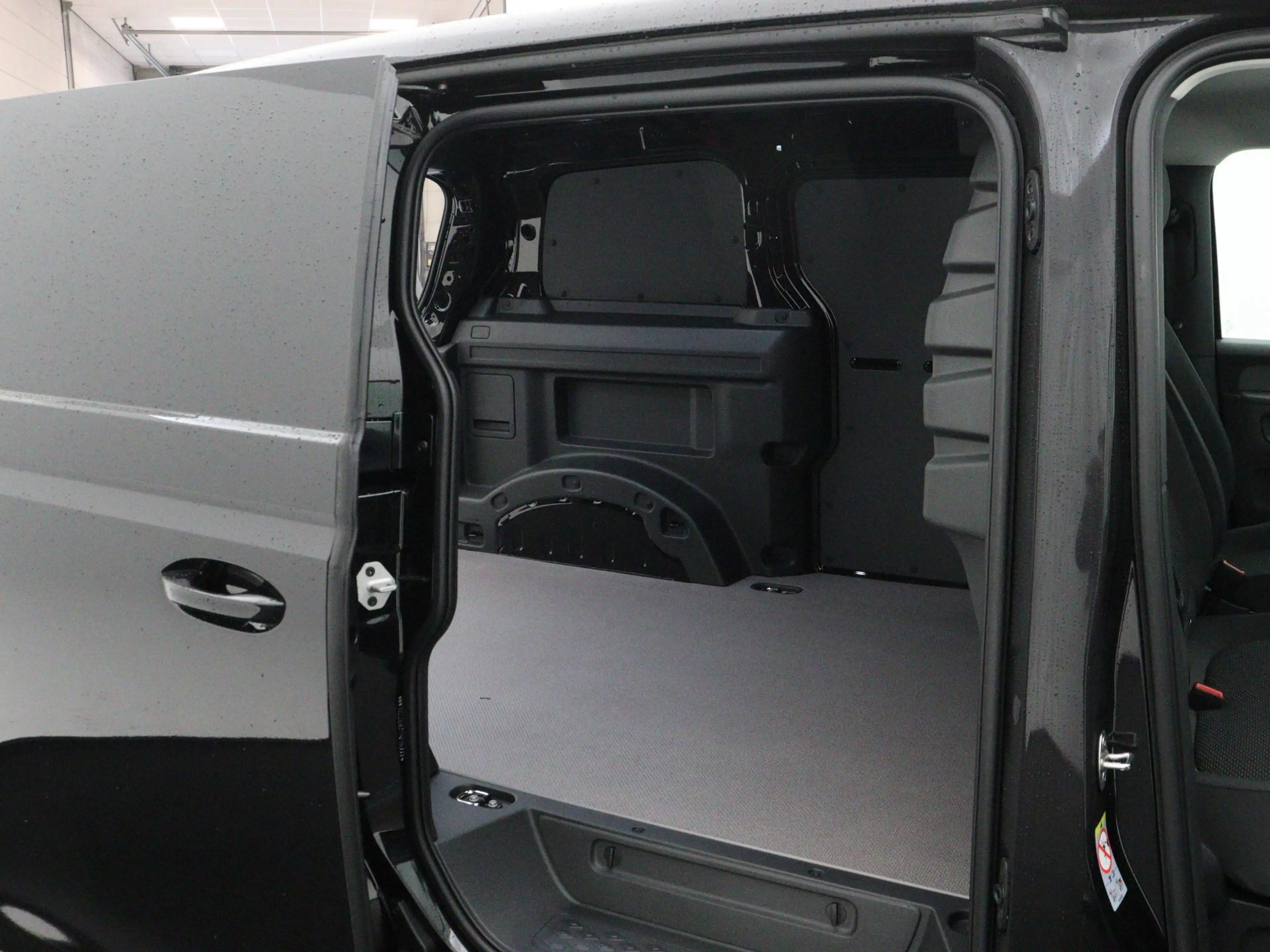 Volkswagen ID. Buzz Cargo Bedrijfswagens Bulli Limited Edition 210 kW / 286 — photo 13
