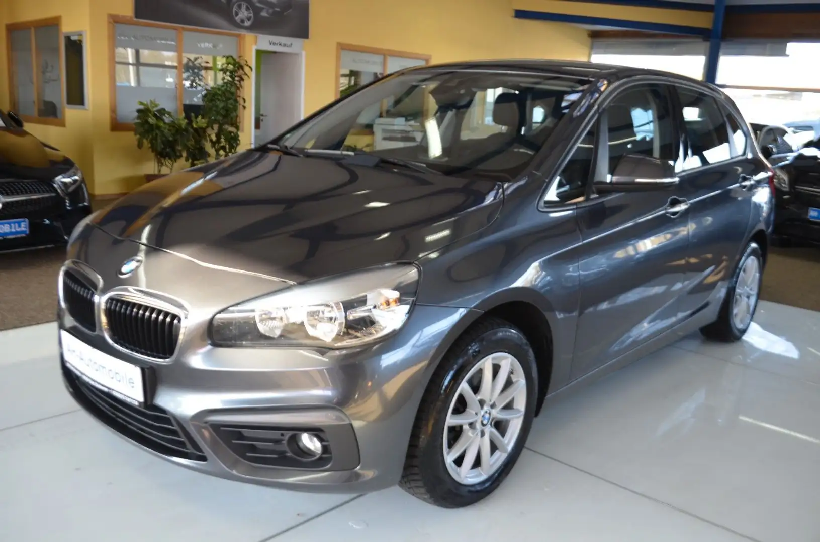 BMW 218 d Active Tourer AUTOMATIK / NAVI /PDC/1.HAND Grau - 1