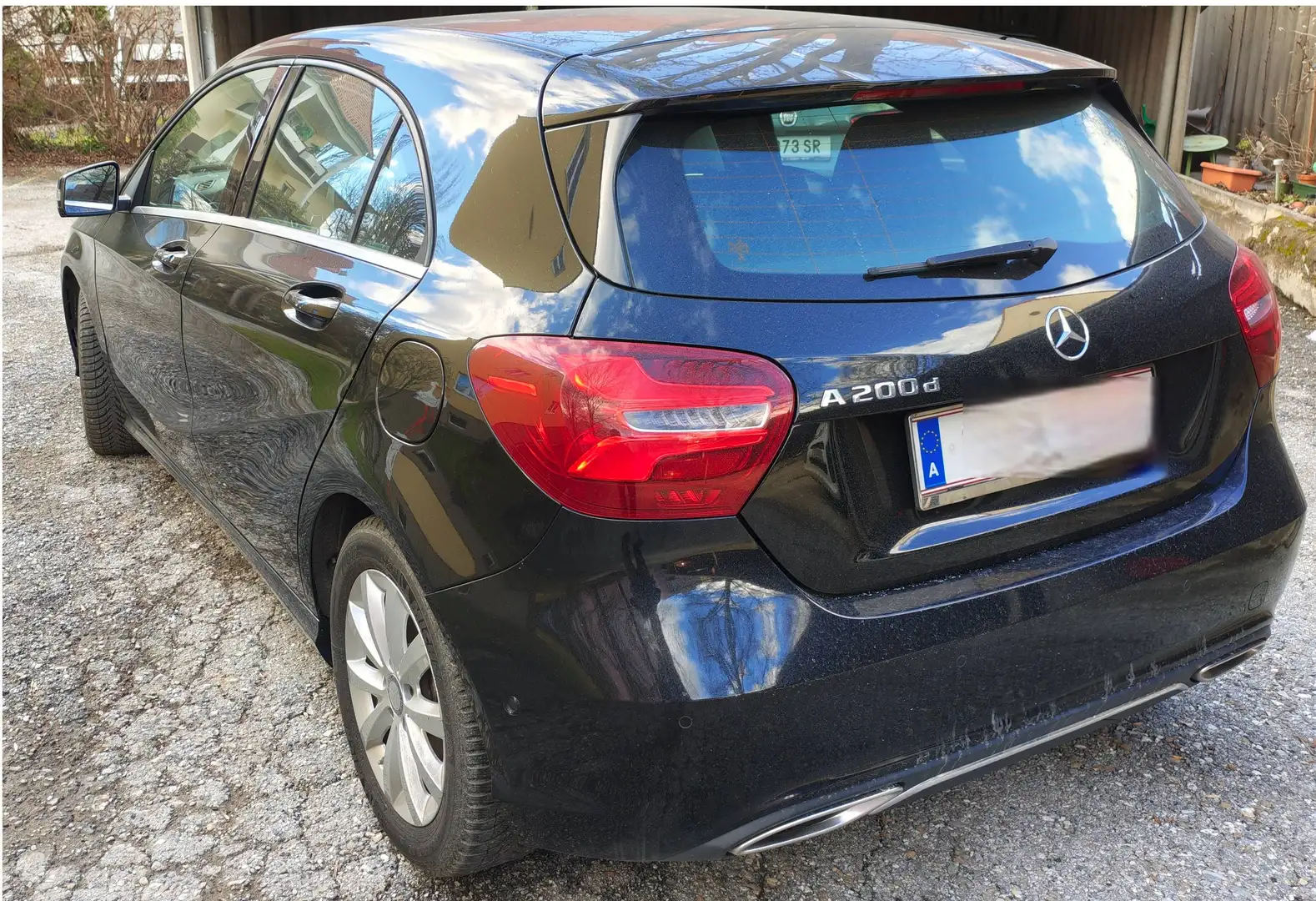 Mercedes-Benz A 200 A 200 d AMG Line Schwarz - 2