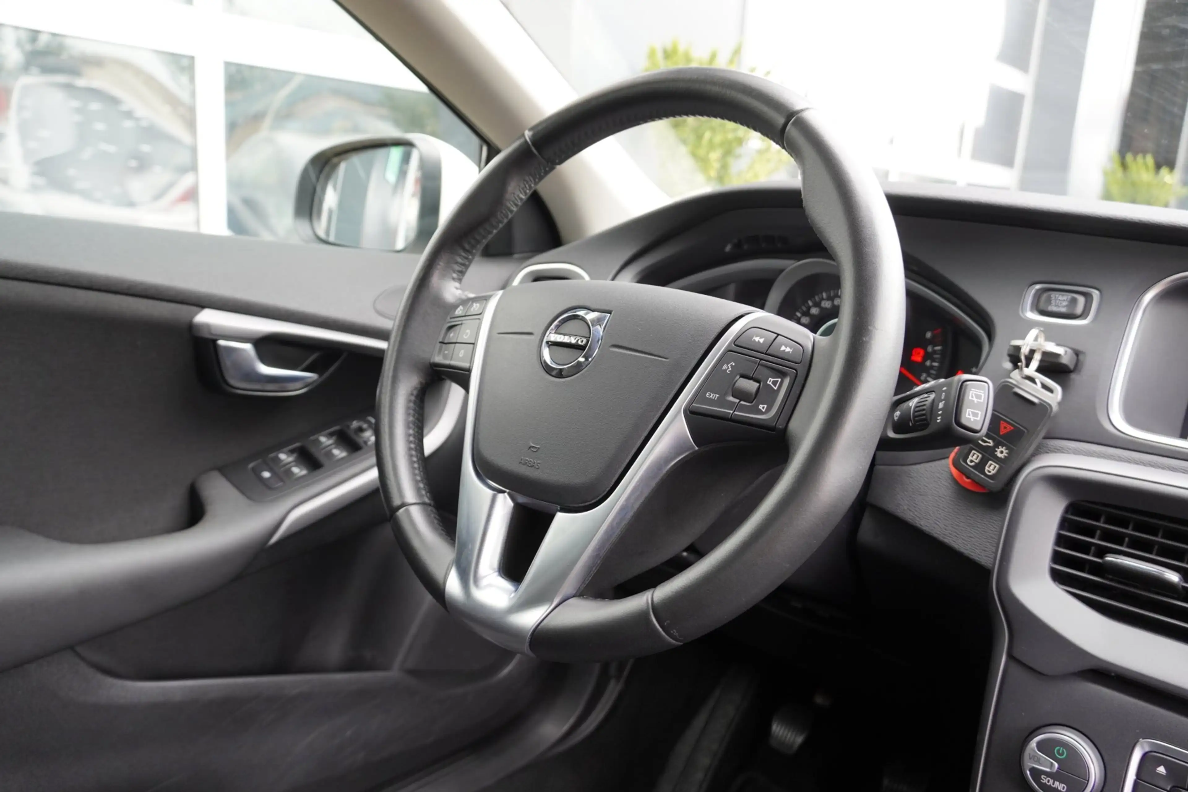 Volvo V40 2.0 T3 R-Design LED/Stoelverw./Cruise/Clima/PDC — photo 11