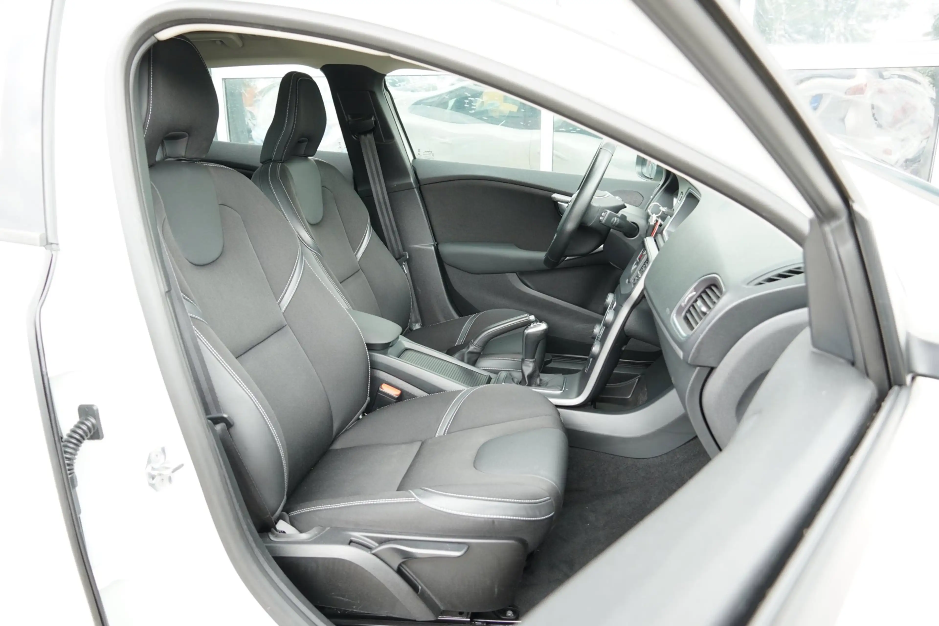 Volvo V40 2.0 T3 R-Design LED/Stoelverw./Cruise/Clima/PDC — photo 12