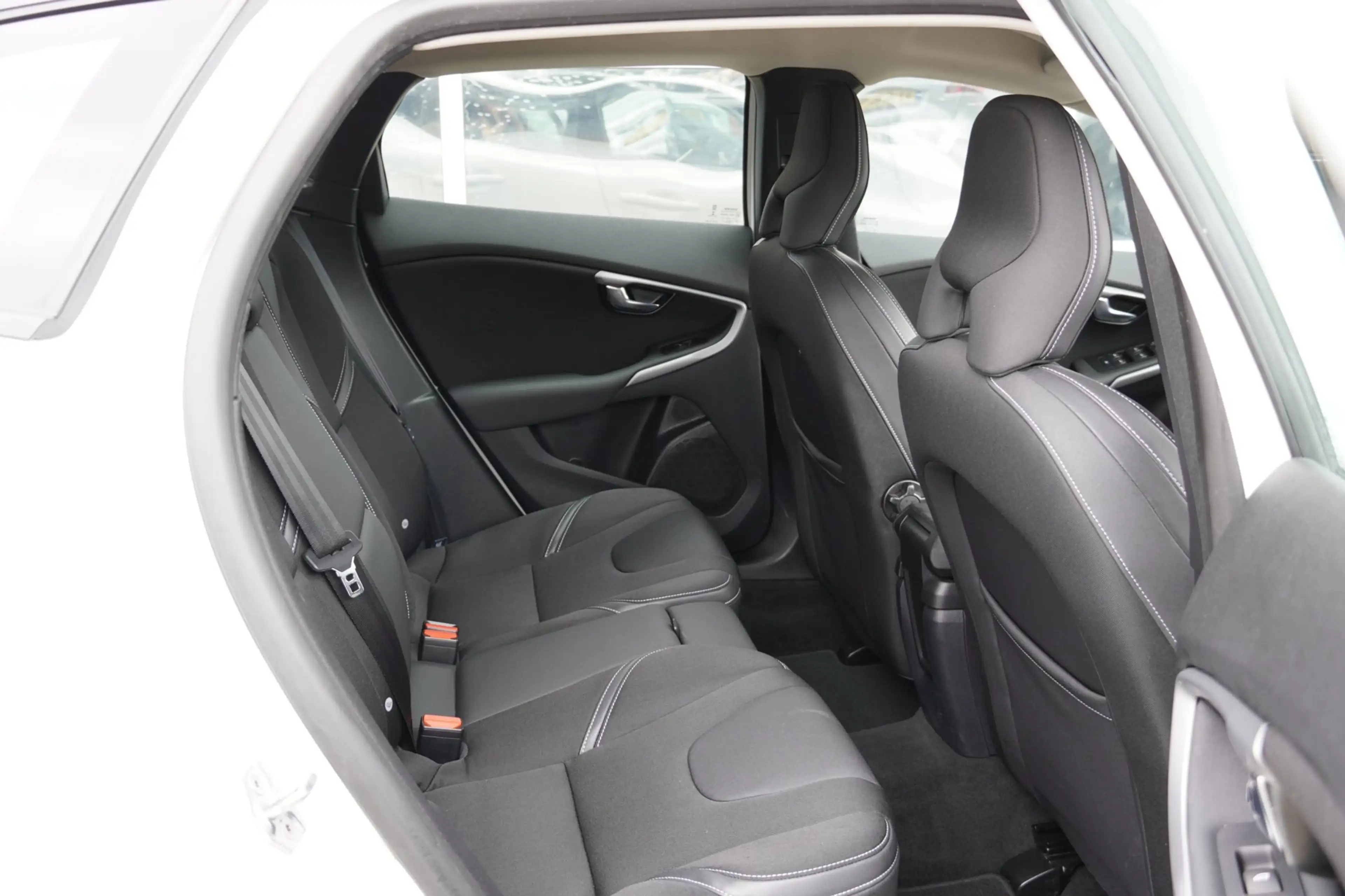 Volvo V40 2.0 T3 R-Design LED/Stoelverw./Cruise/Clima/PDC — photo 13