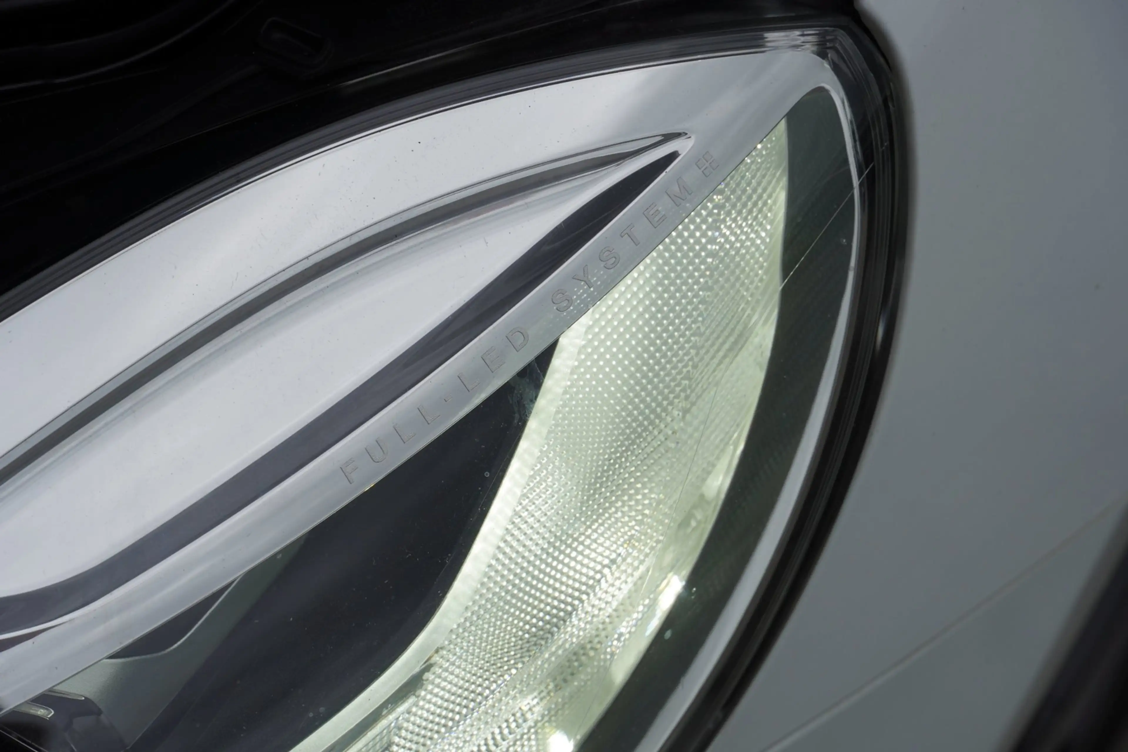 Volvo V40 2.0 T3 R-Design LED/Stoelverw./Cruise/Clima/PDC — photo 6