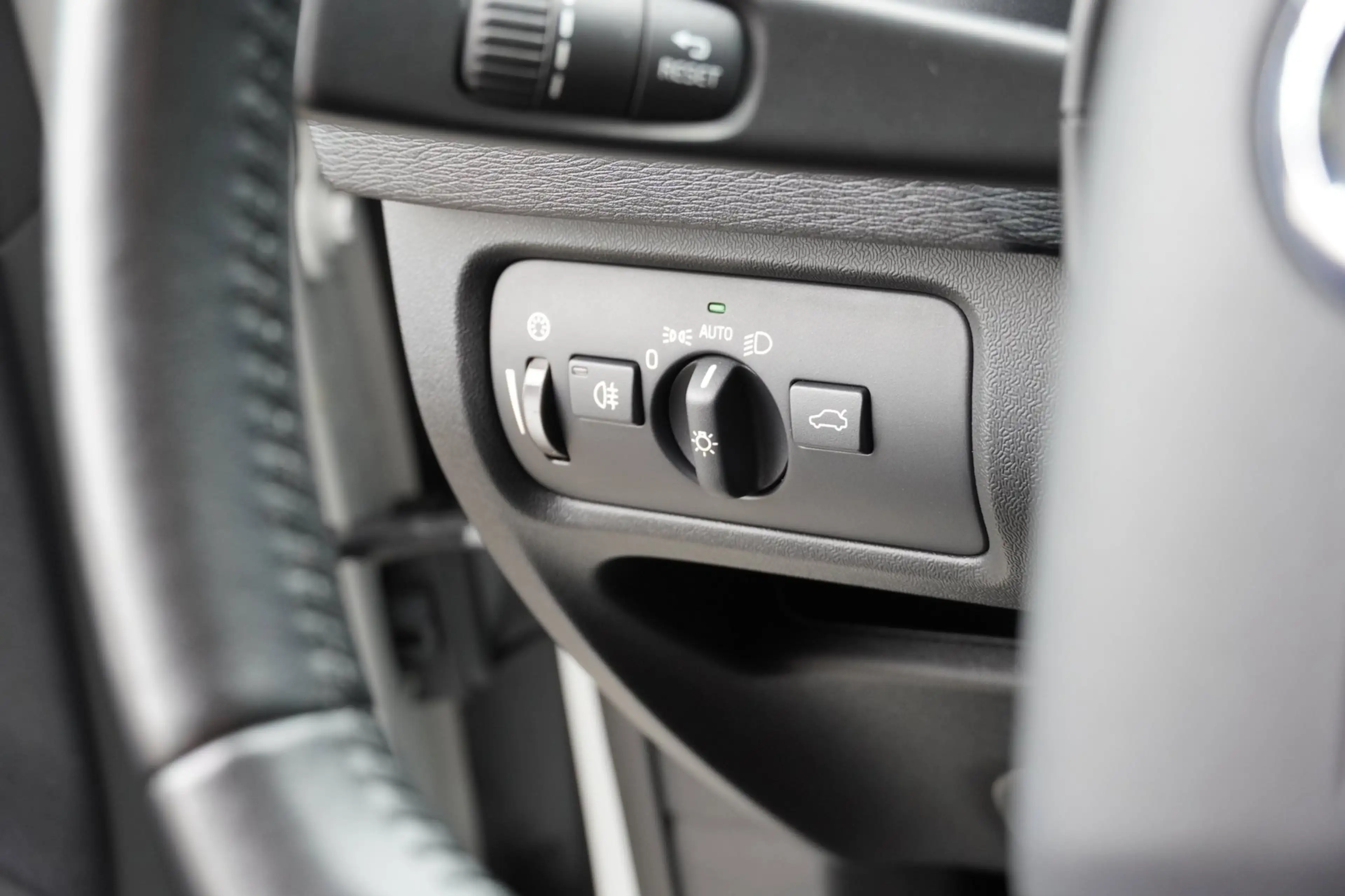 Volvo V40 2.0 T3 R-Design LED/Stoelverw./Cruise/Clima/PDC — photo 14