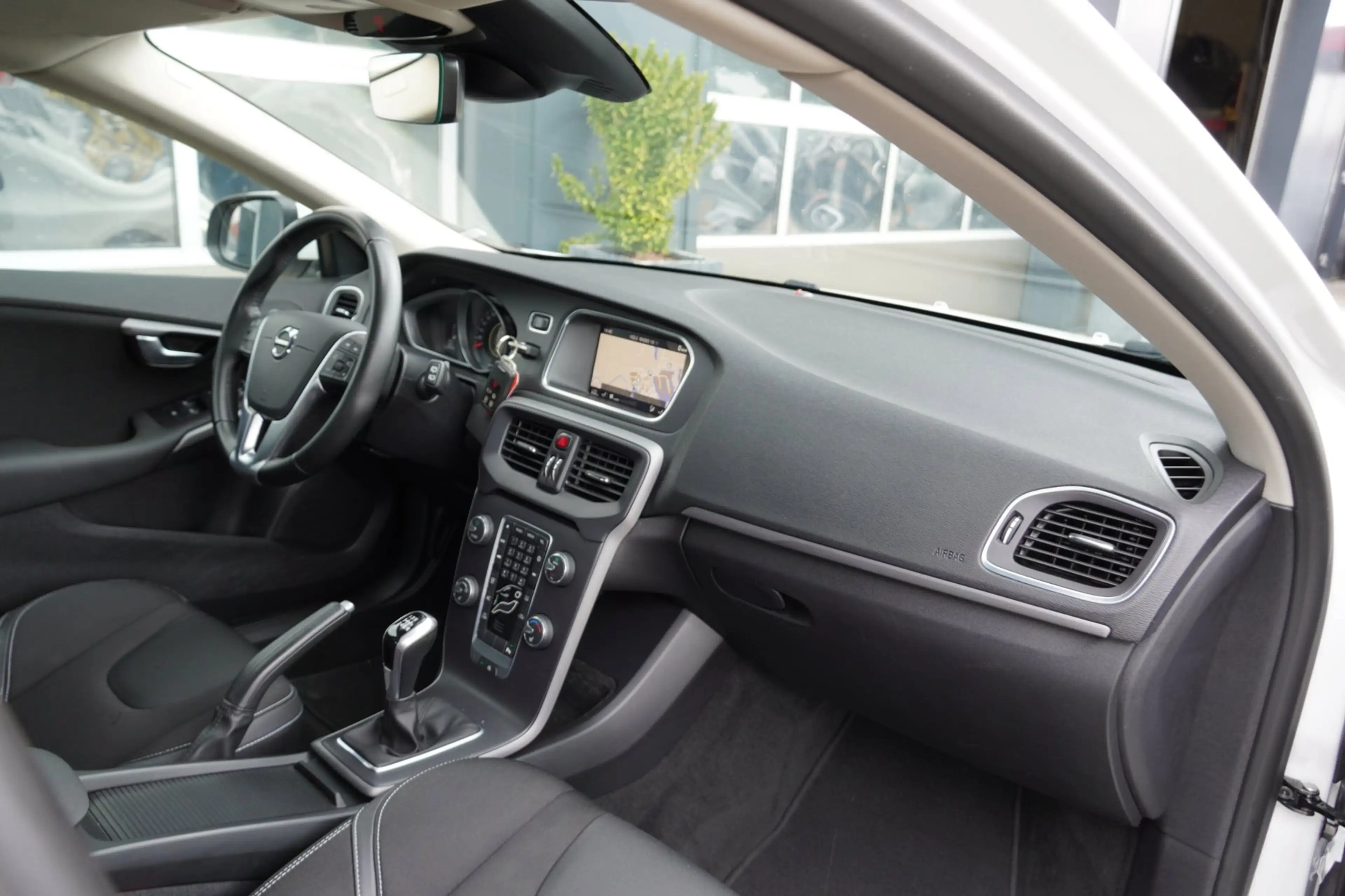 Volvo V40 2.0 T3 R-Design LED/Stoelverw./Cruise/Clima/PDC — photo 10