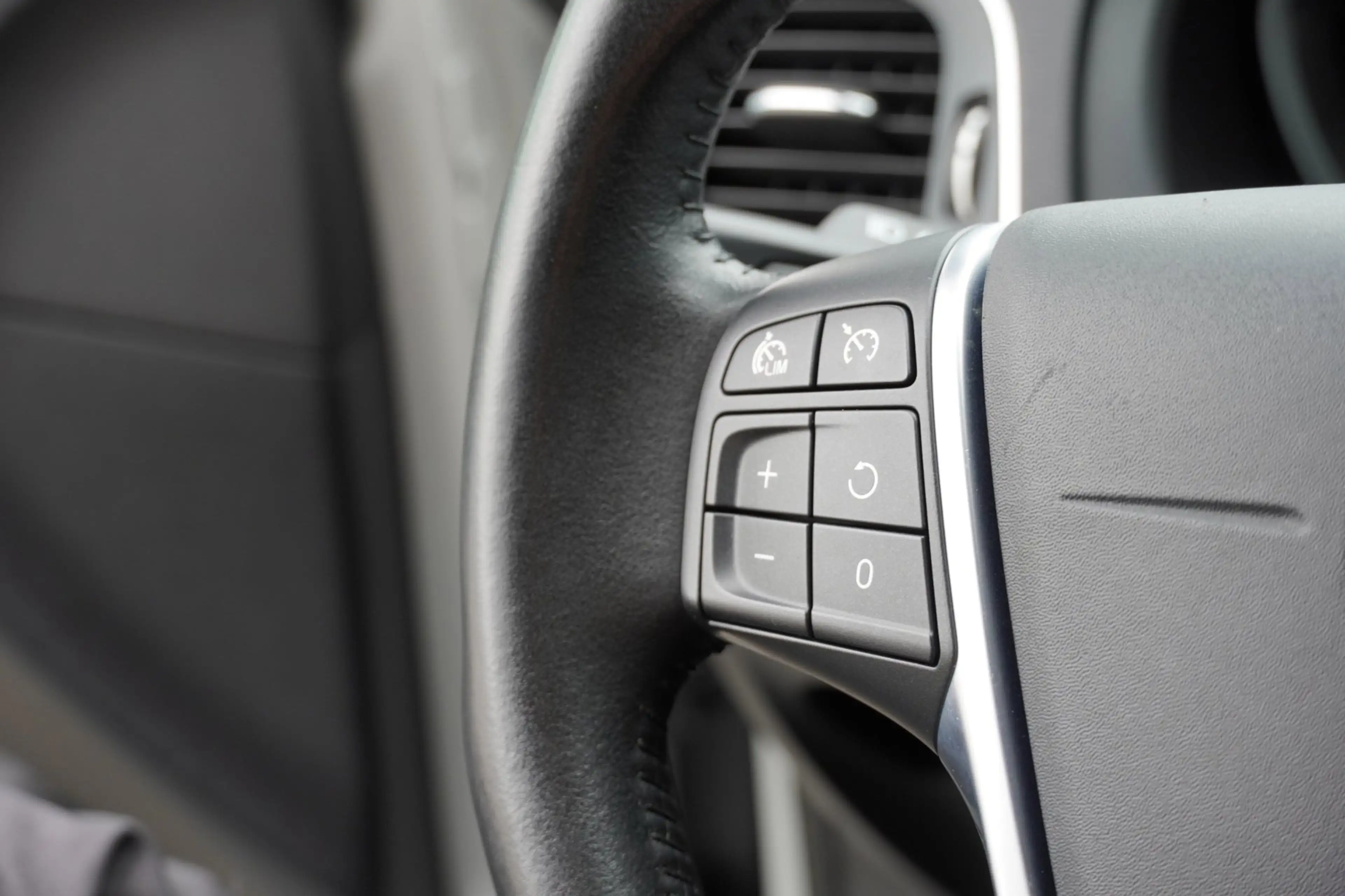 Volvo V40 2.0 T3 R-Design LED/Stoelverw./Cruise/Clima/PDC — photo 15