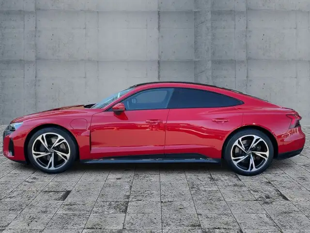 Audi e-tron GT view 4