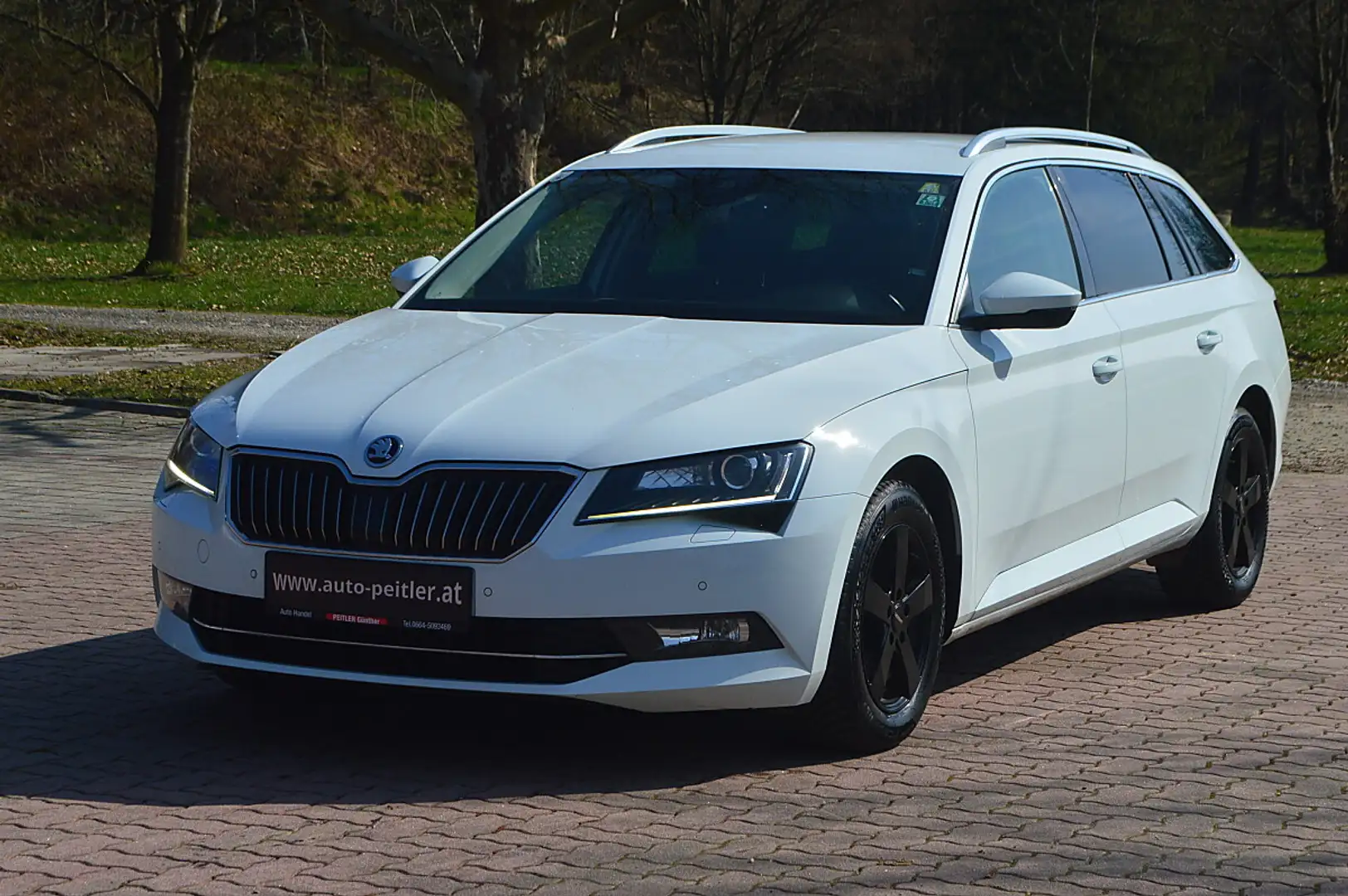 Skoda Superb Kombi 2,0 TDI+NAVI+XENON+Kamera+SHZ Weiß - 2