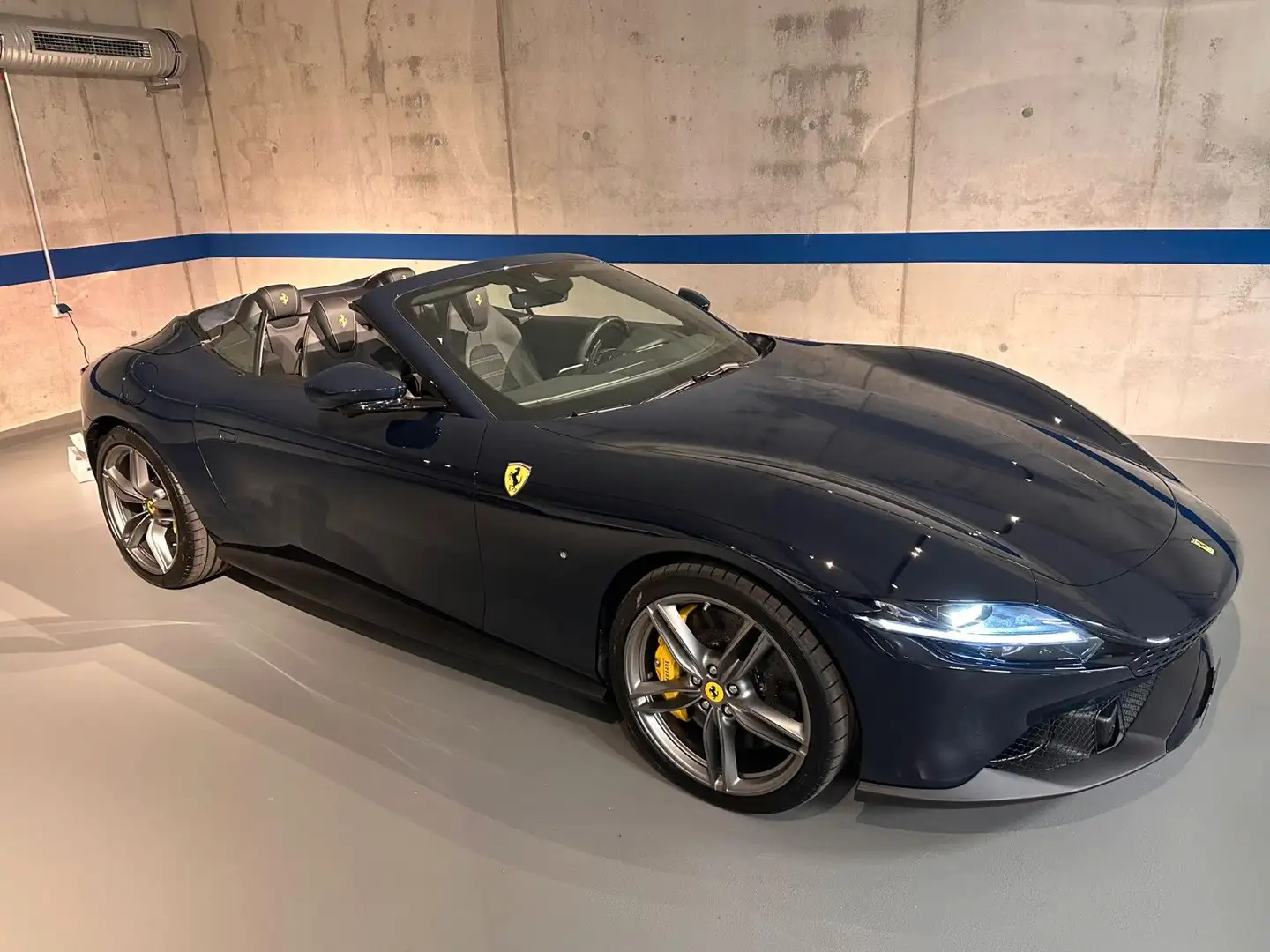 Ferrari Roma Spider, Modell 2025, NEU plava - 2