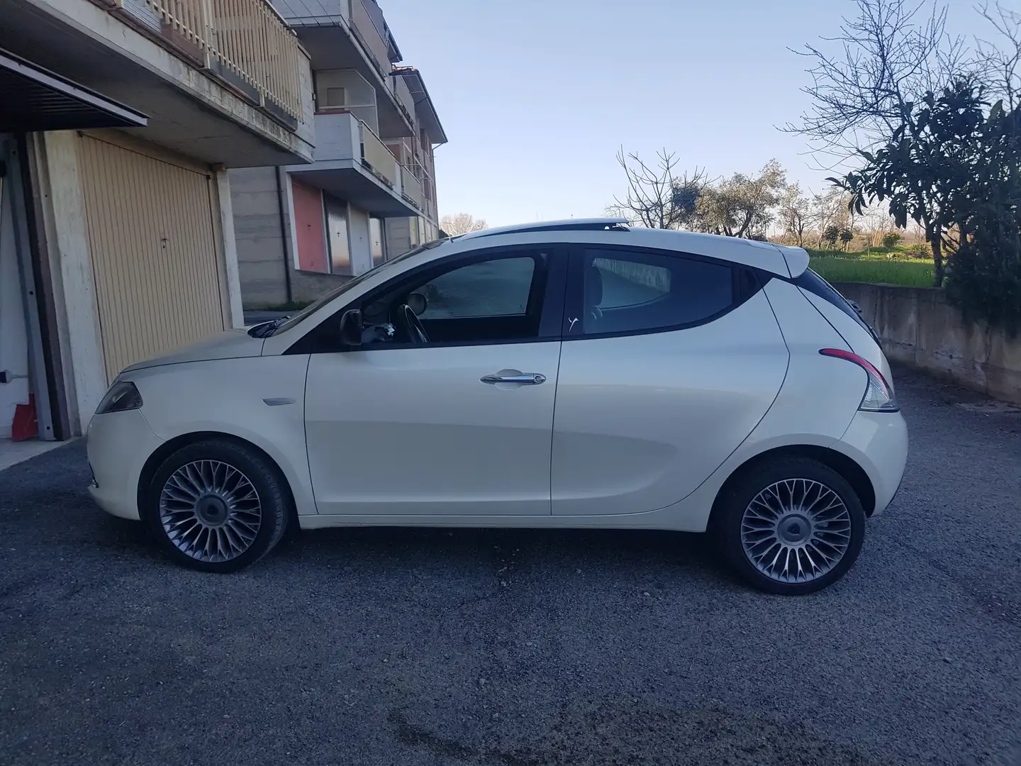 Lancia Ypsilon Ypsilon III 2011 1.3 mjt Platinum s Bianco - 1