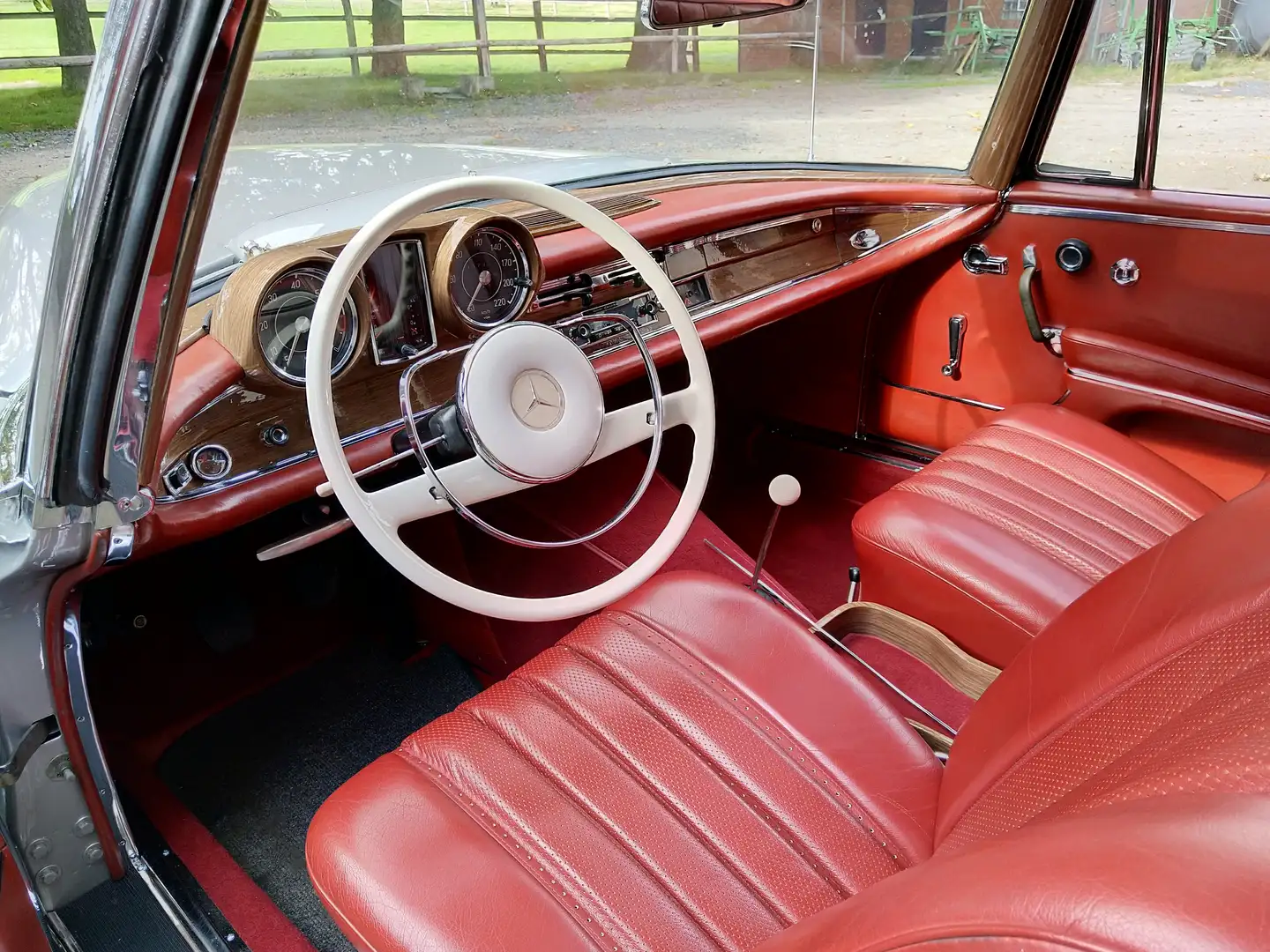 Mercedes-Benz 220 W 111 Coupe  und 280 SL Stříbrná - 1