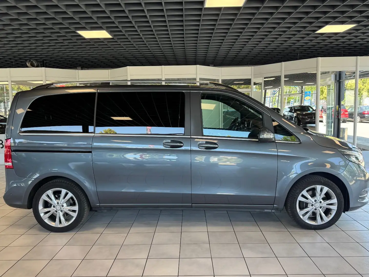 Mercedes-Benz V 250 Avantgarde Edition 4 Matic Nappa Distronic Gris - 2