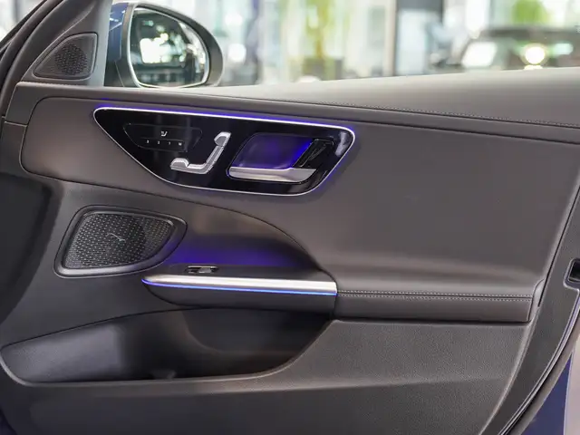 Mercedes-Benz C-Class view 9