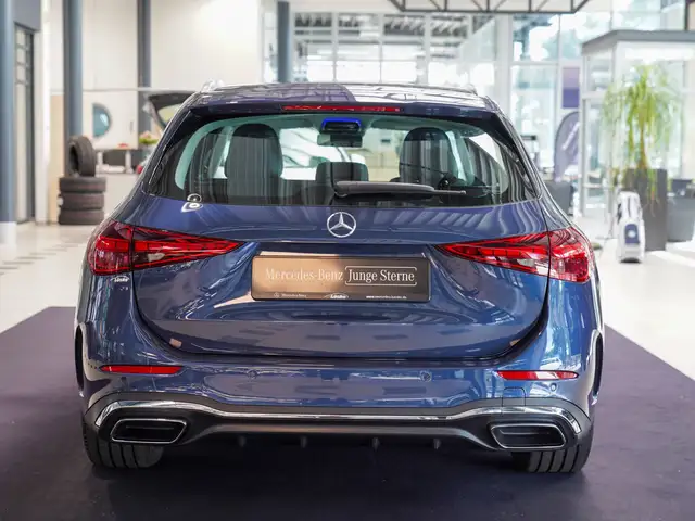 Mercedes-Benz C-Class view 4