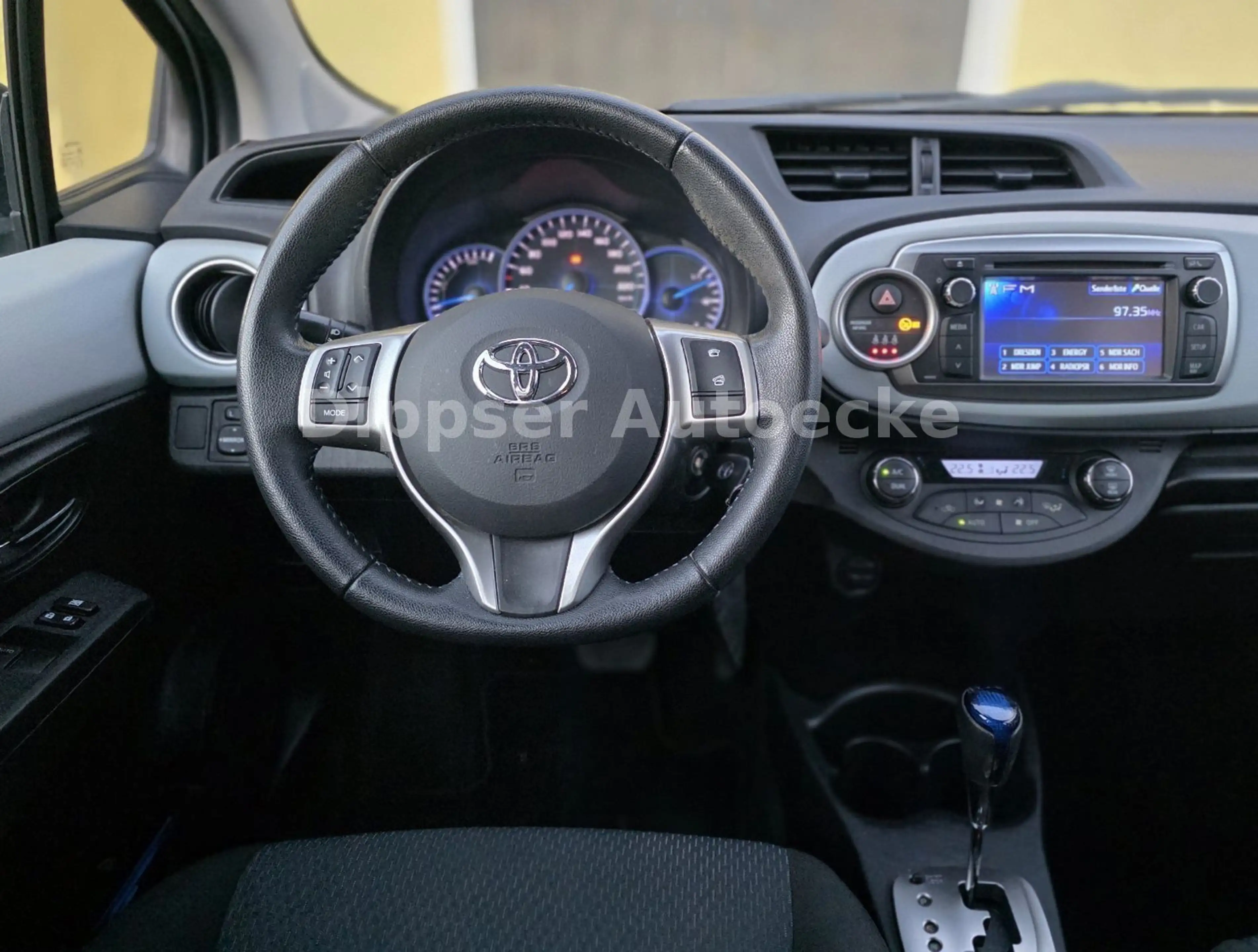 Toyota Yaris Hybrid "Club"_Navi_Sitzh_Aluf_top Zustand. — photo 7