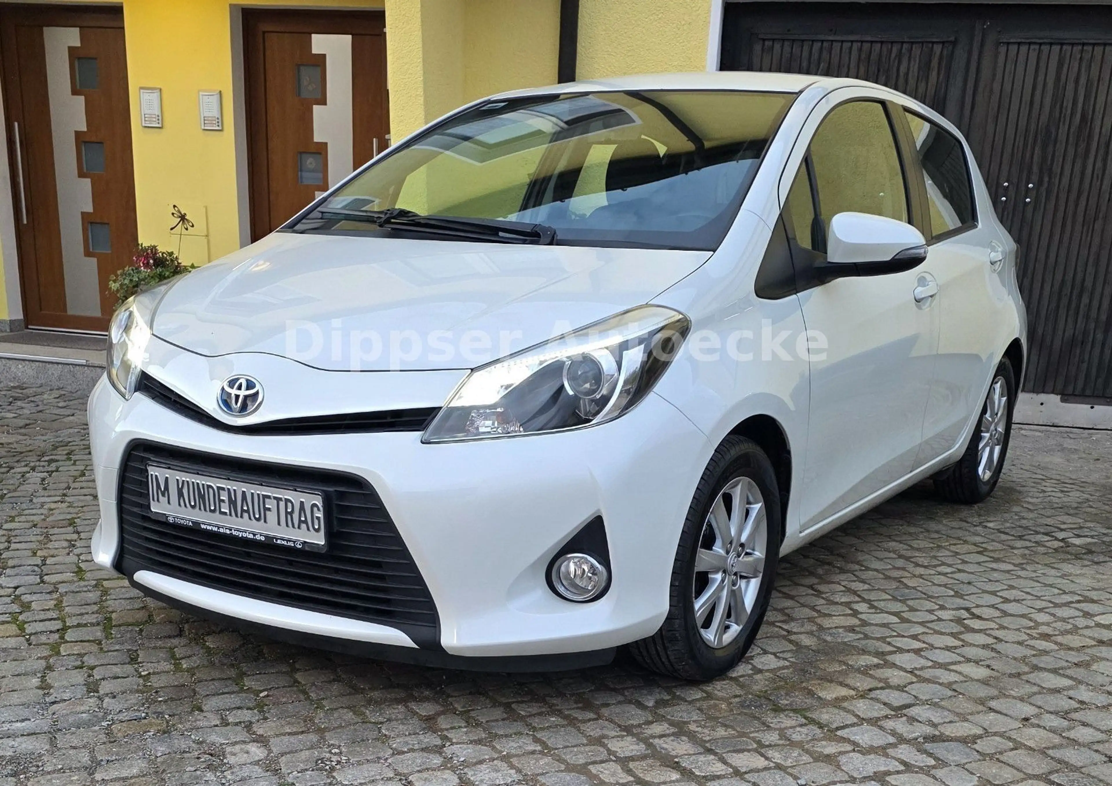 Toyota Yaris Hybrid "Club"_Navi_Sitzh_Aluf_top Zustand.