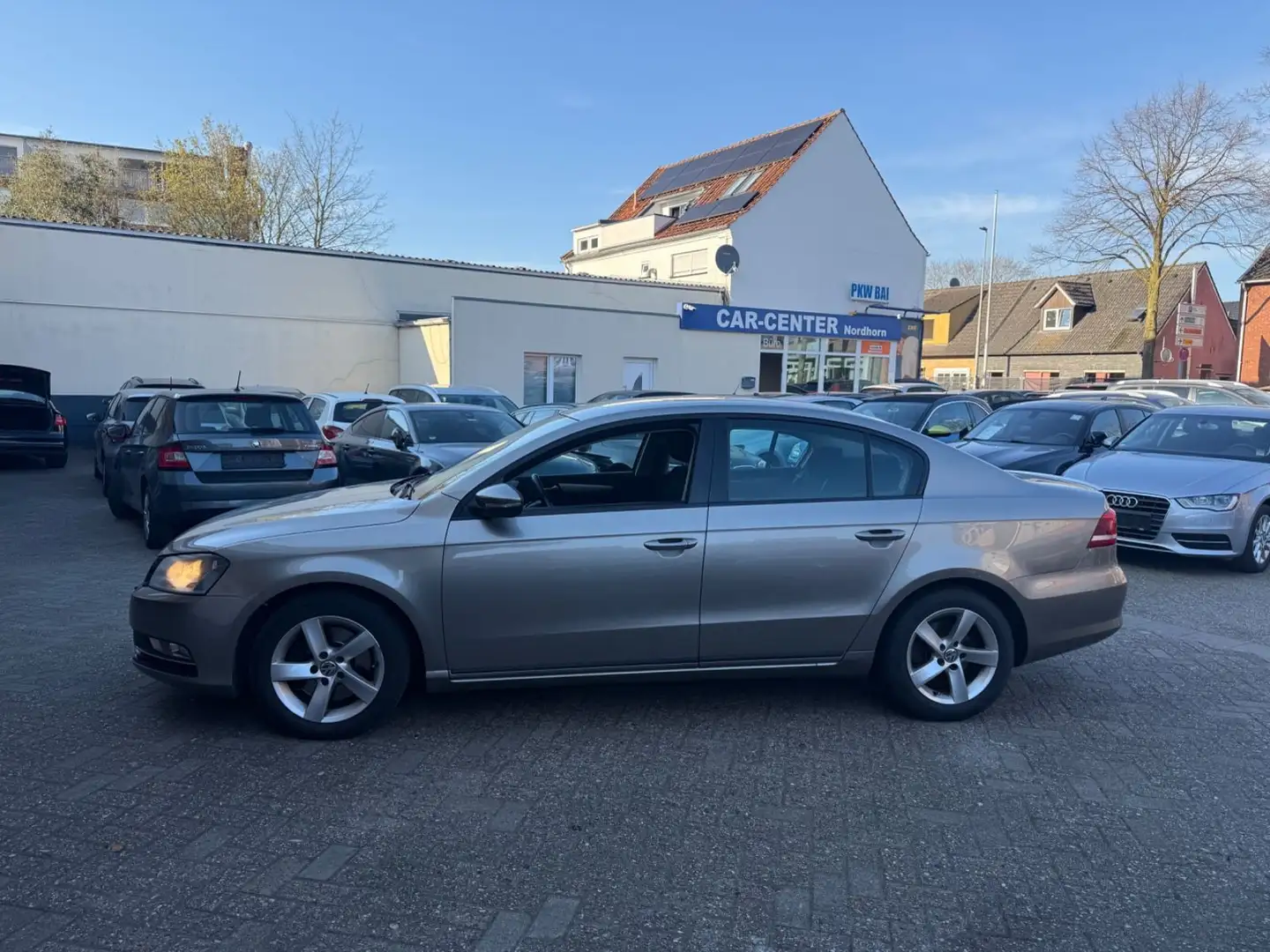 Volkswagen Passat Lim. BlueMotion*MFL*NAVI*TEMPOMAT*SHZ*PDC Brun - 2