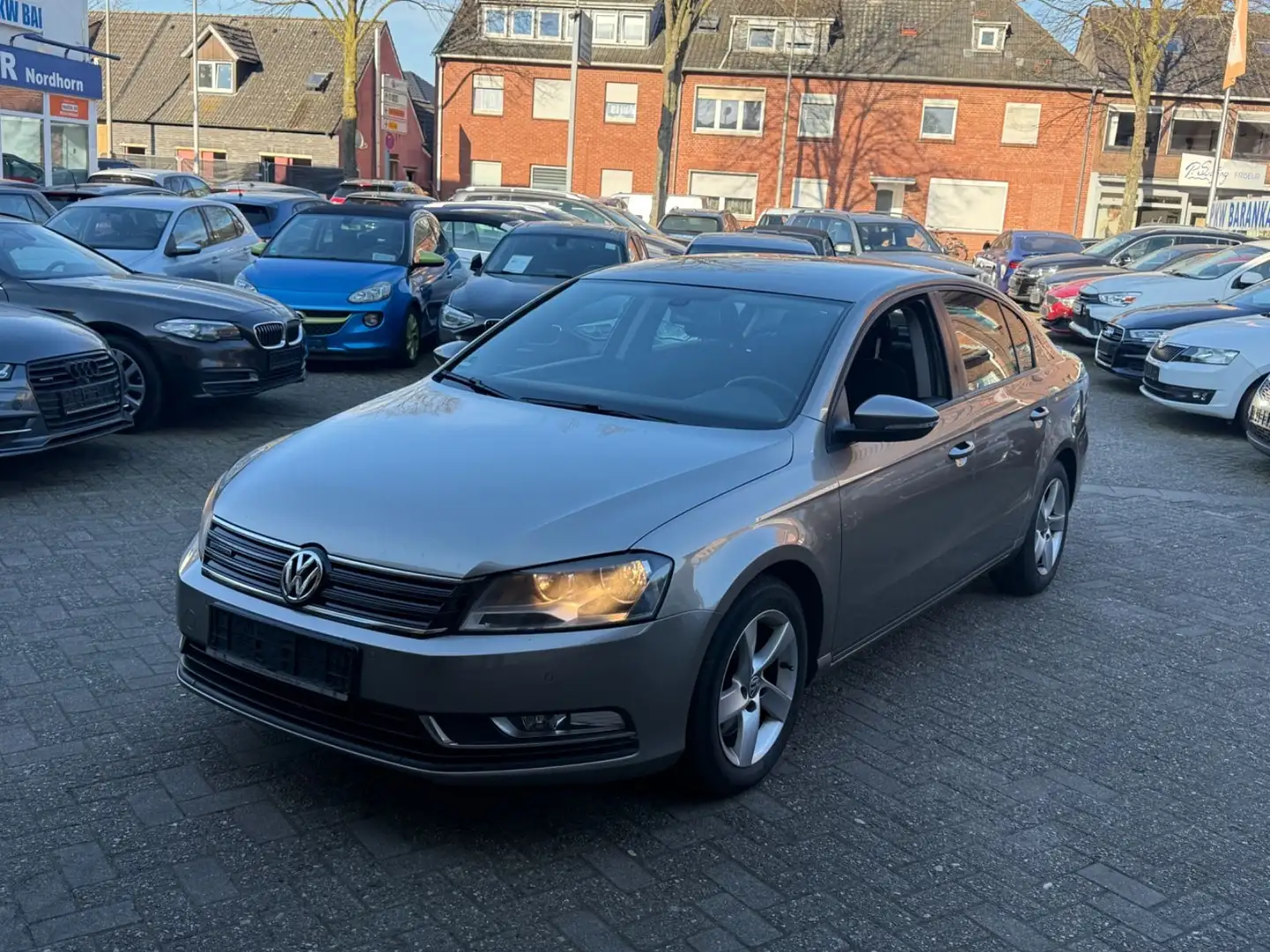 Volkswagen Passat Lim. BlueMotion*MFL*NAVI*TEMPOMAT*SHZ*PDC Brun - 1