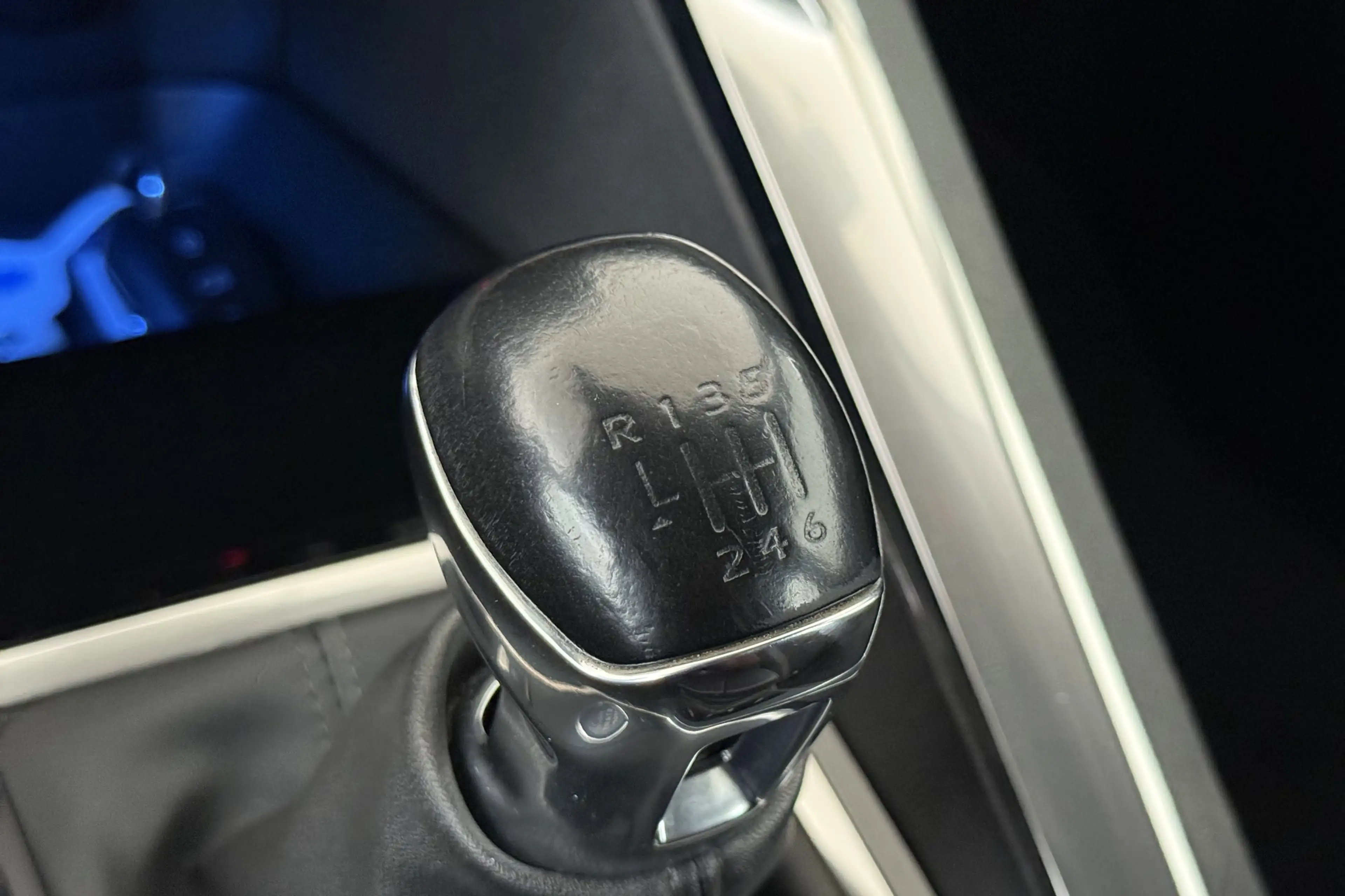 Peugeot 3008 1.2i + GPS + CARPLAY + CAMERA + PDC + CRUISE + ALU — photo 12