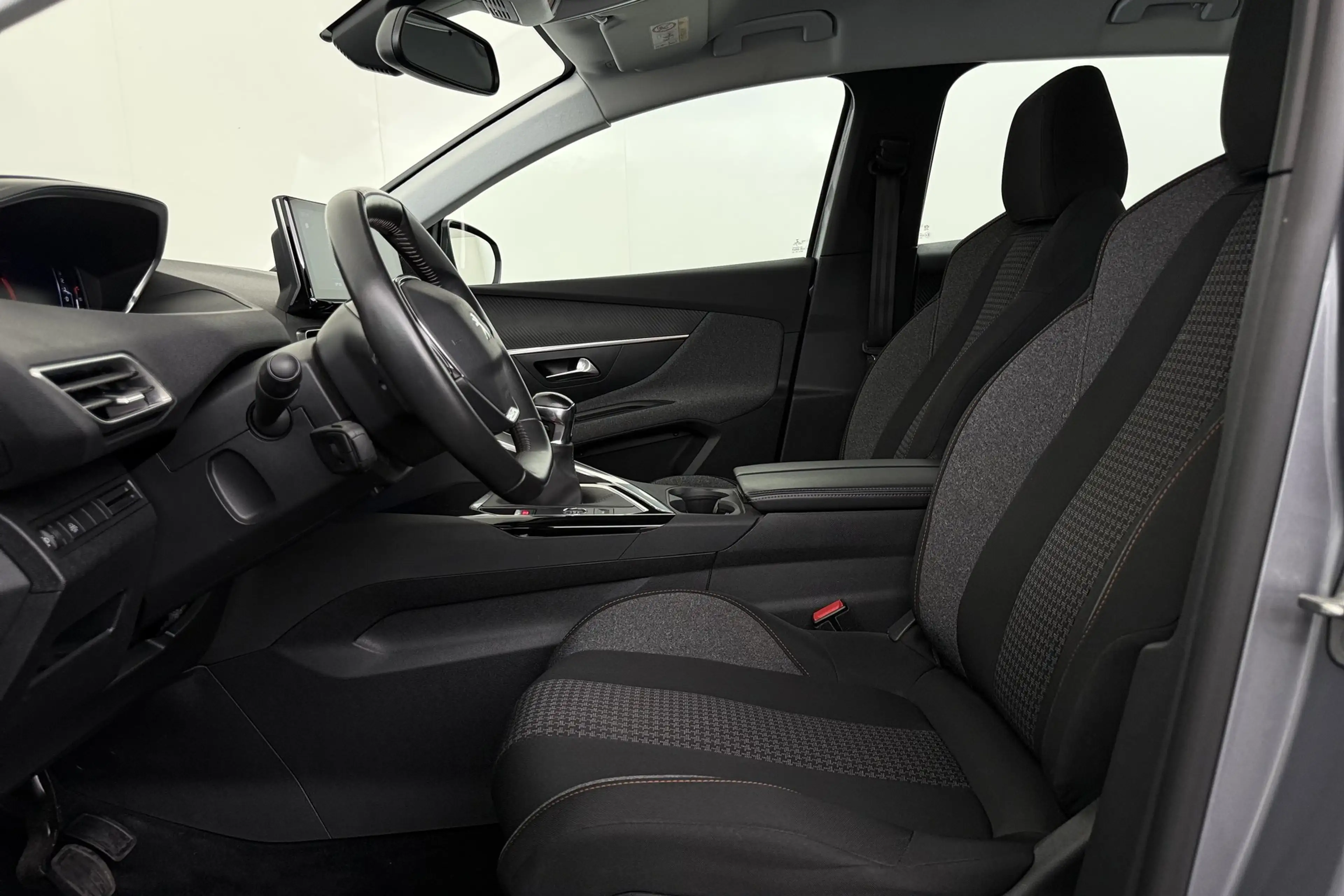 Peugeot 3008 1.2i + GPS + CARPLAY + CAMERA + PDC + CRUISE + ALU — photo 10