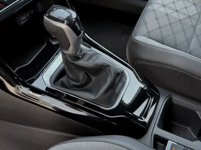 Volkswagen T-Roc view 11