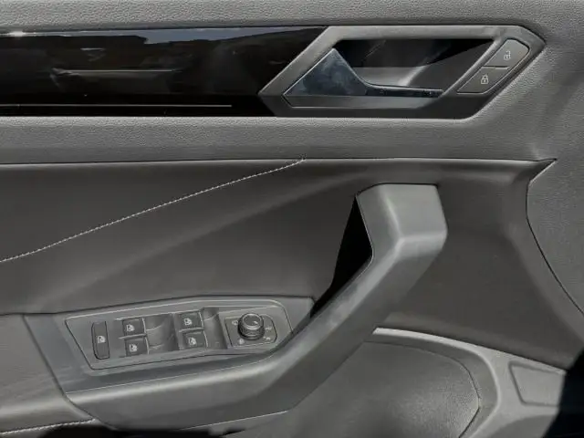 Volkswagen T-Roc view 8