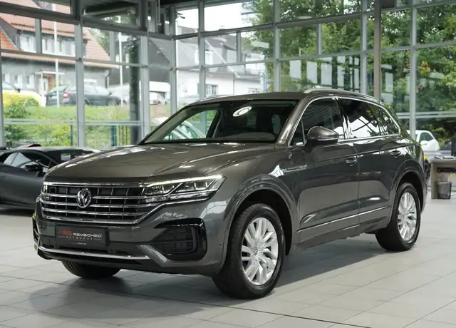 Volkswagen Touareg view 4