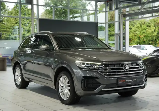 Volkswagen Touareg view 5