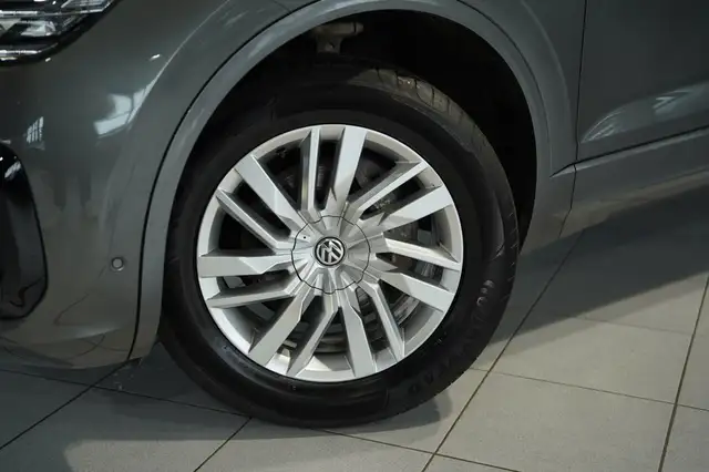 Volkswagen Touareg view 2