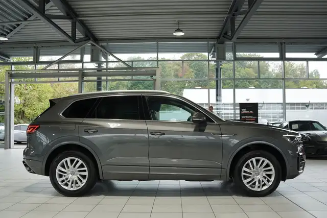 Volkswagen Touareg view 6