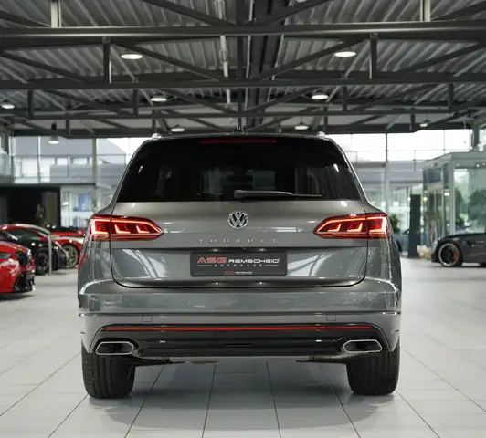 Volkswagen Touareg view 8