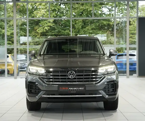 Volkswagen Touareg view 3