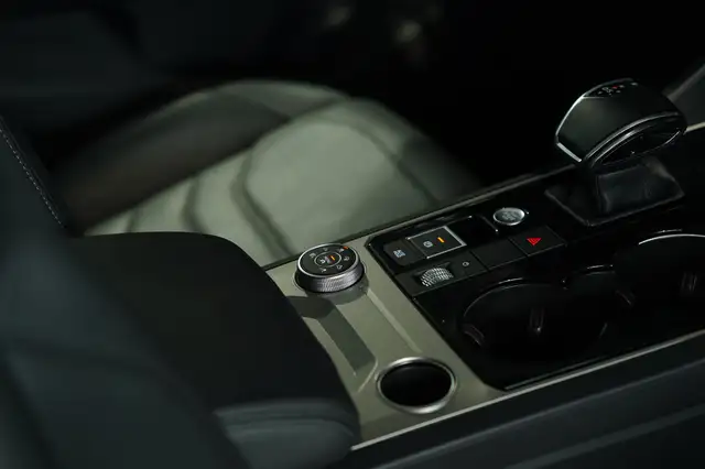 Volkswagen Touareg view 20