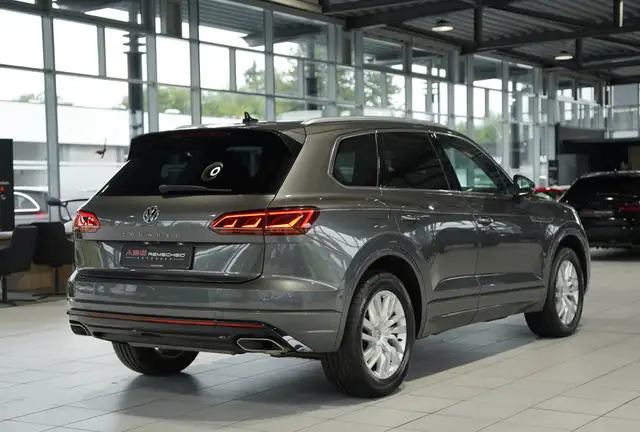 Volkswagen Touareg view 7