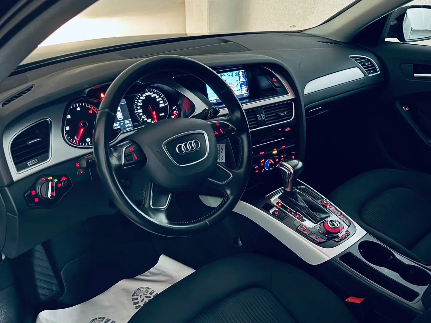 Audi A4 Avant Attraction 2.0 TDI * NAVI * TEMPOMAT Noir - 2