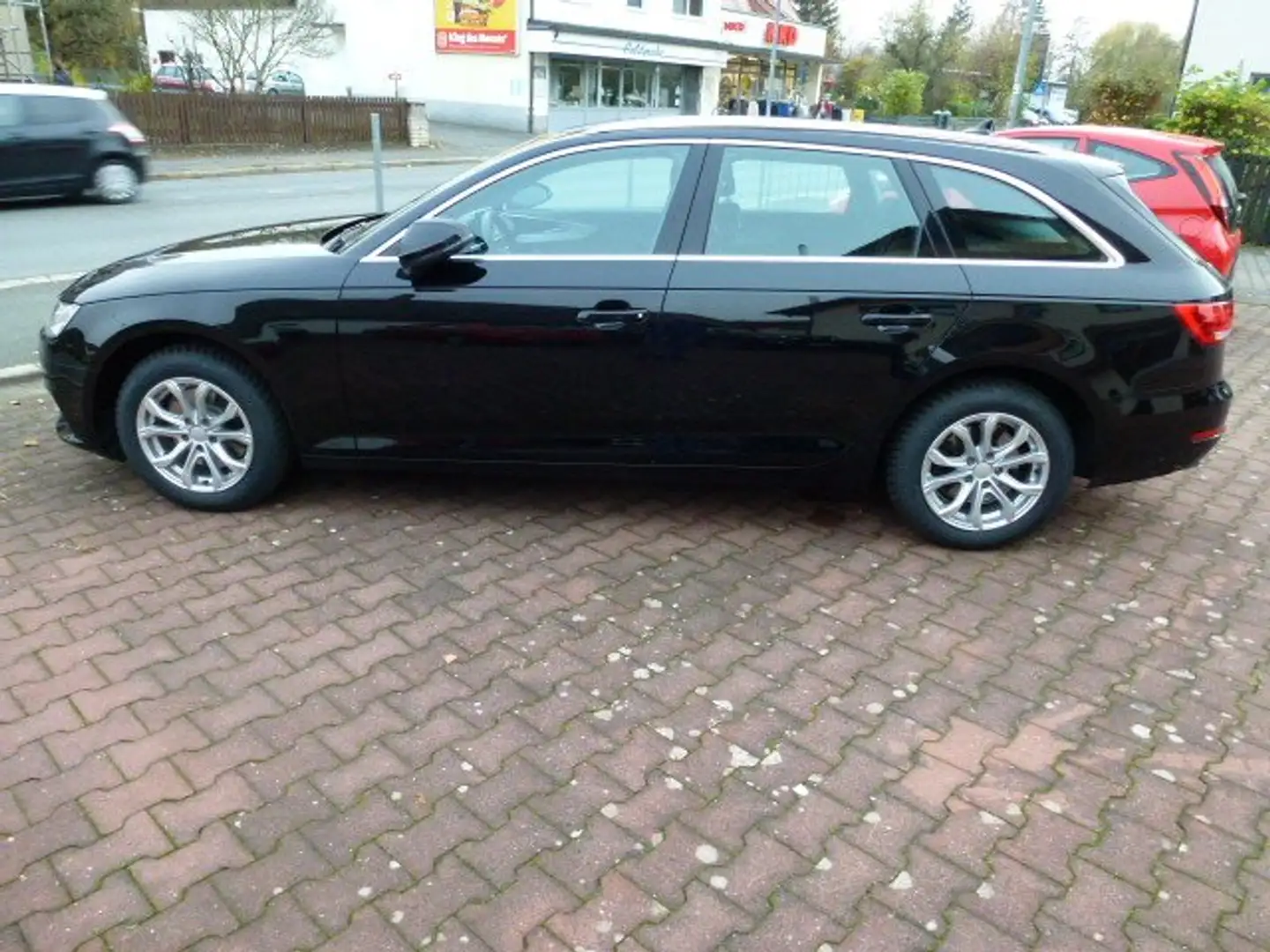 Audi A4 basis Schwarz - 1