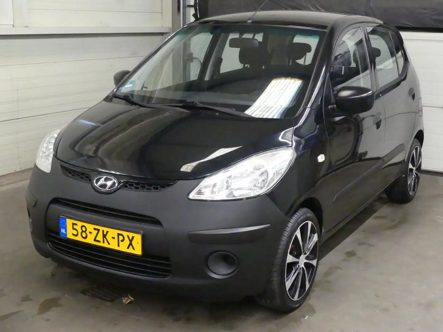 Hyundai i10 1.1 Pure - Weinig KM NAP - APK 2026 Zwart - 1