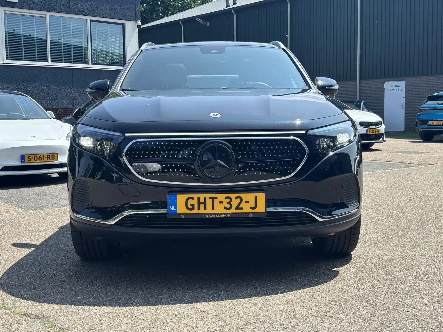 Mercedes-Benz EQA 250 67 kWh AMG line velgen | PANORAMADAK | DODE HOEK | Zwart - 2