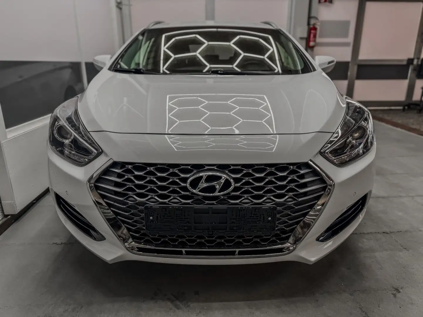 Hyundai i40 Kombi SPACE BLUE 1.6 GDi NAVI SHZ PDC v+h 1.6 G... Weiß - 2