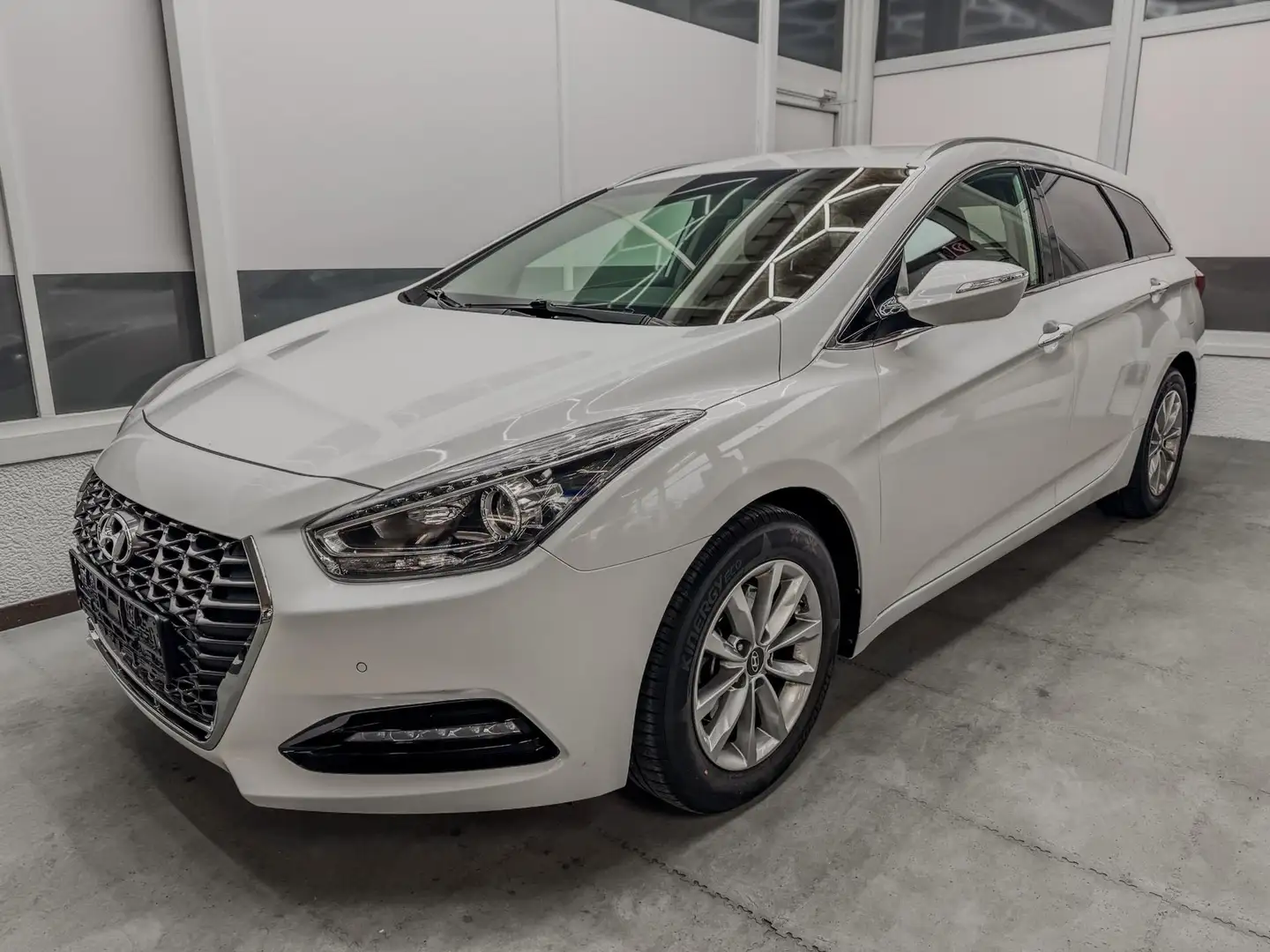 Hyundai i40 Kombi SPACE BLUE 1.6 GDi NAVI SHZ PDC v+h 1.6 G... Weiß - 1