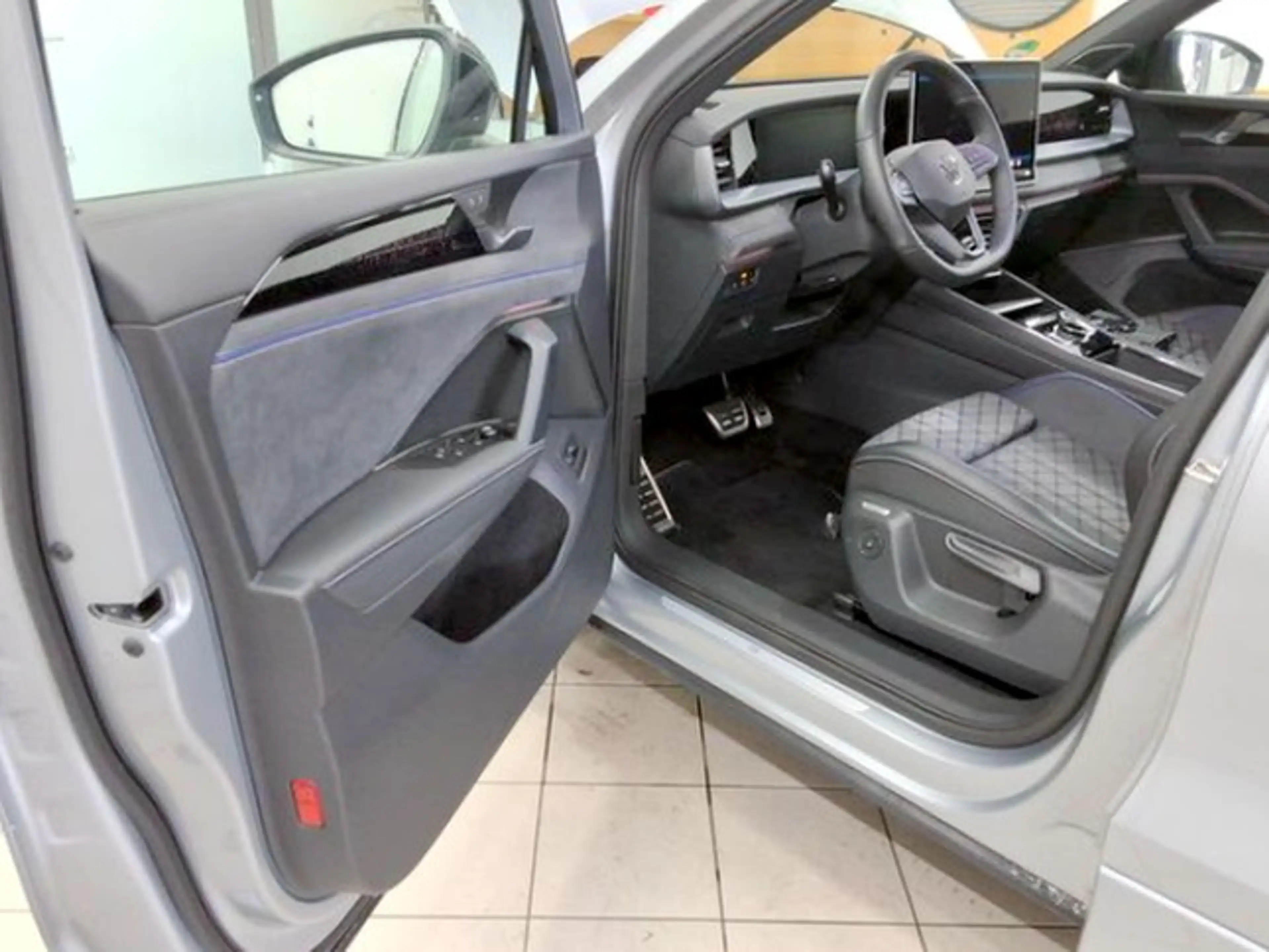Volkswagen Tayron 2.0 TSI DSG 4Motion R-LINE BLACK STYLE PANORAMA... — photo 3