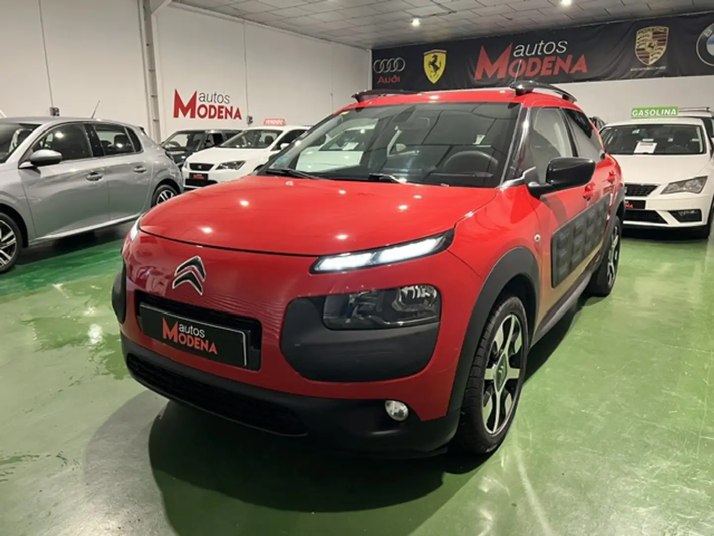 Citroen C4 Cactus 1.2 PureTech S&S Shine Edition 110 Rojo - 2
