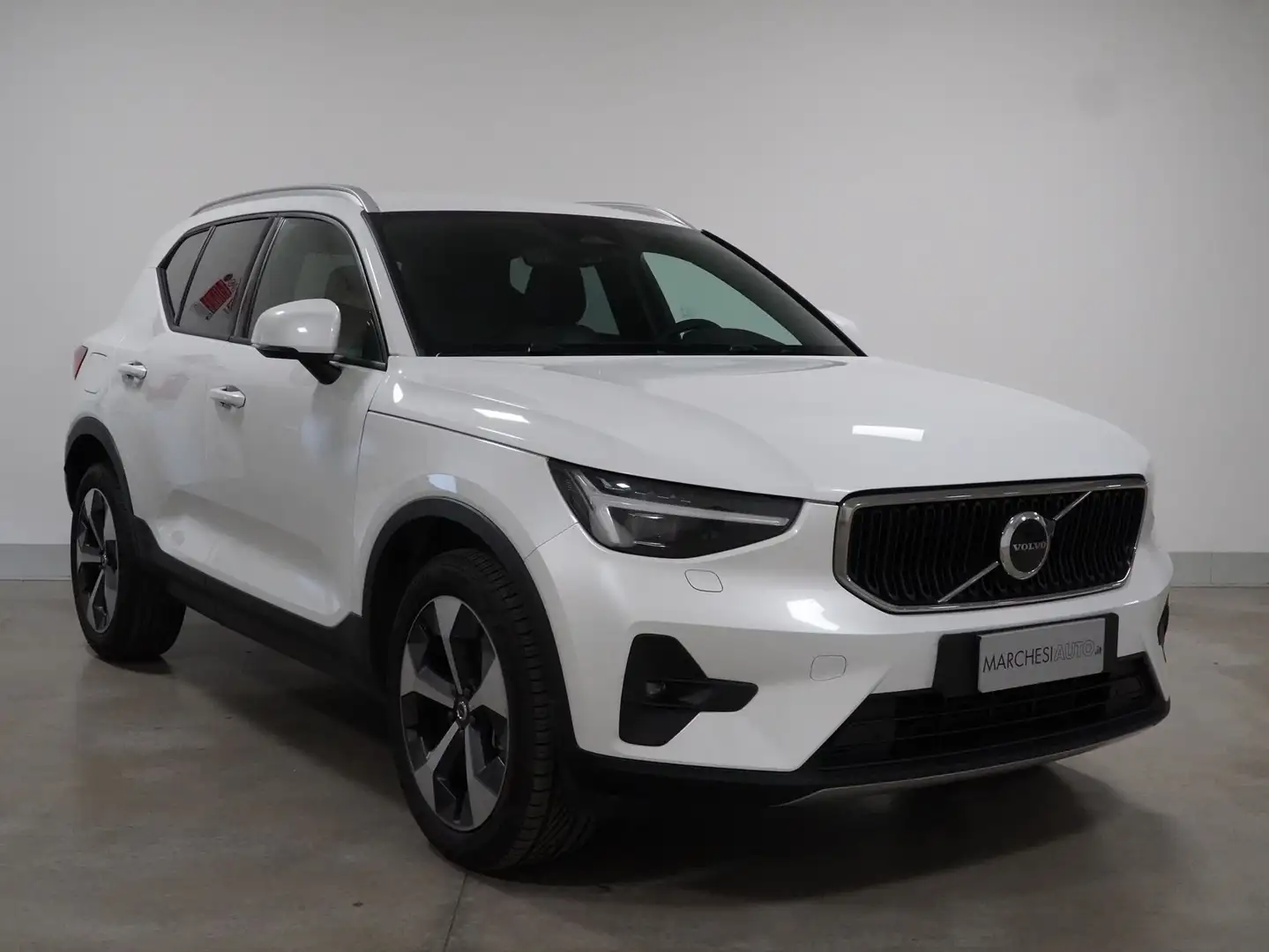 Volvo XC40 B3 Core Mild-Hybrid Automatico Bianco - 2